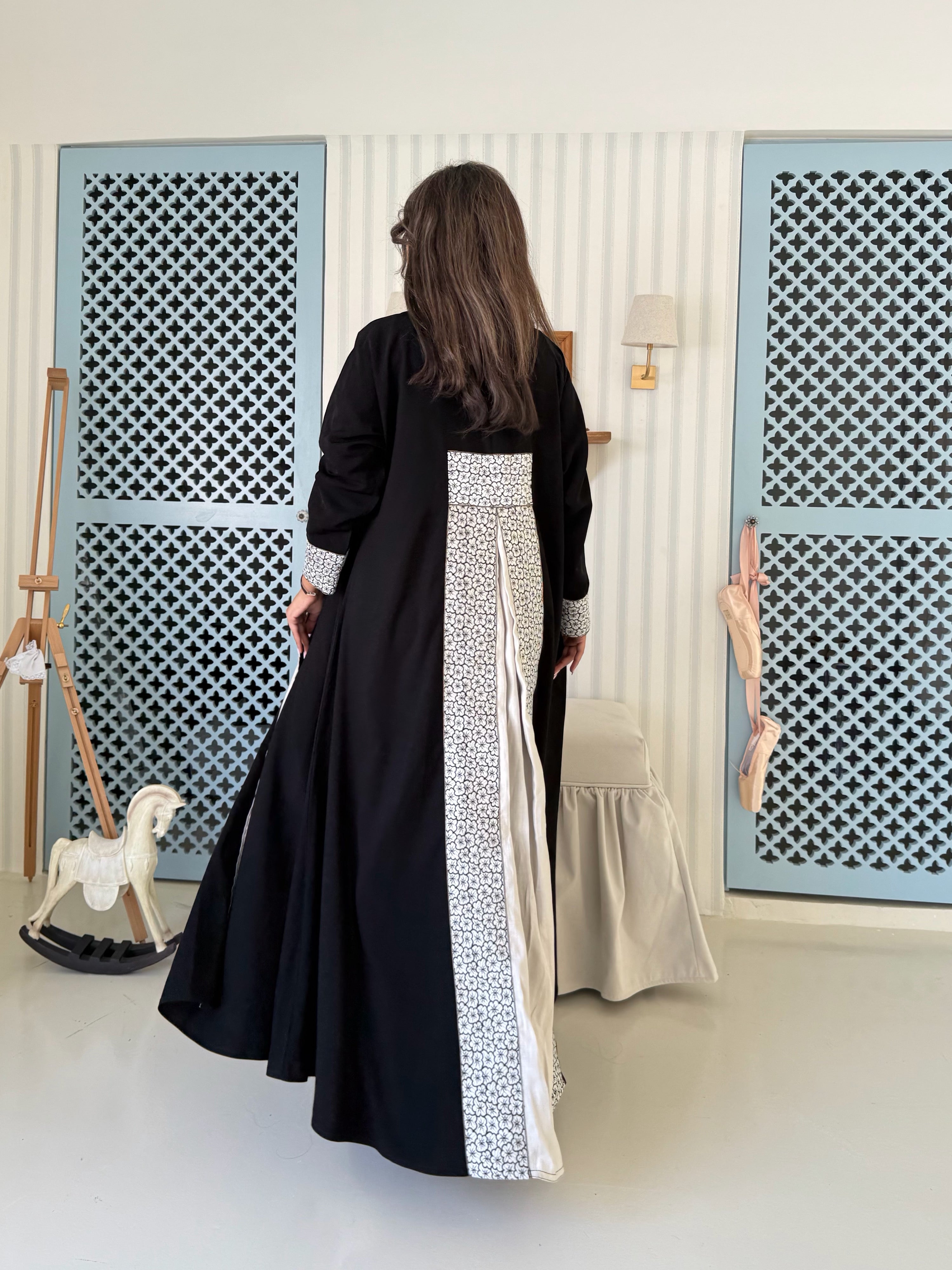 MW645 - Light Crepe Standing with Jacquard Half-Cloche