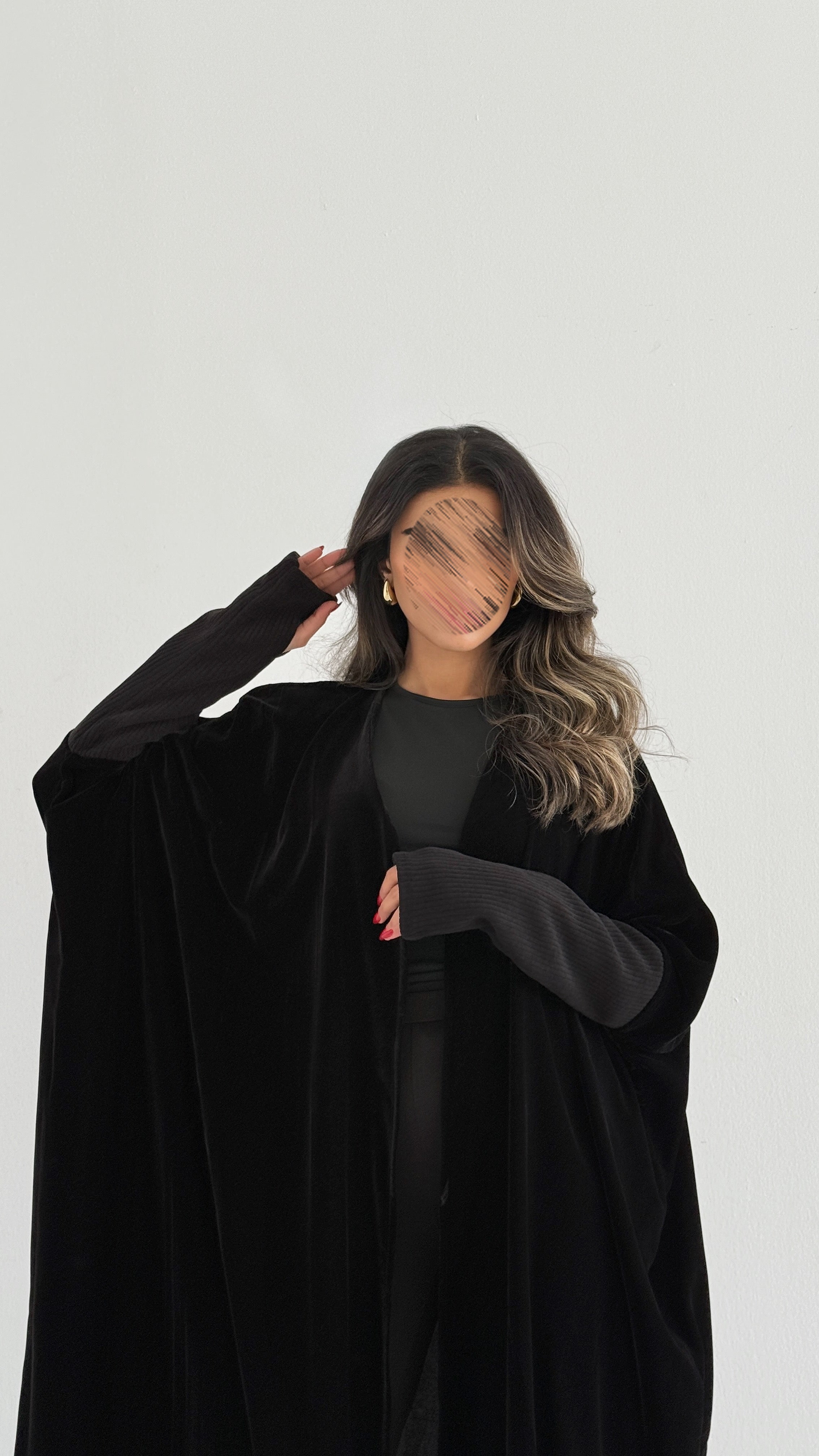 MWT749 - عباية مخمل بأكمام استرتش - Aya