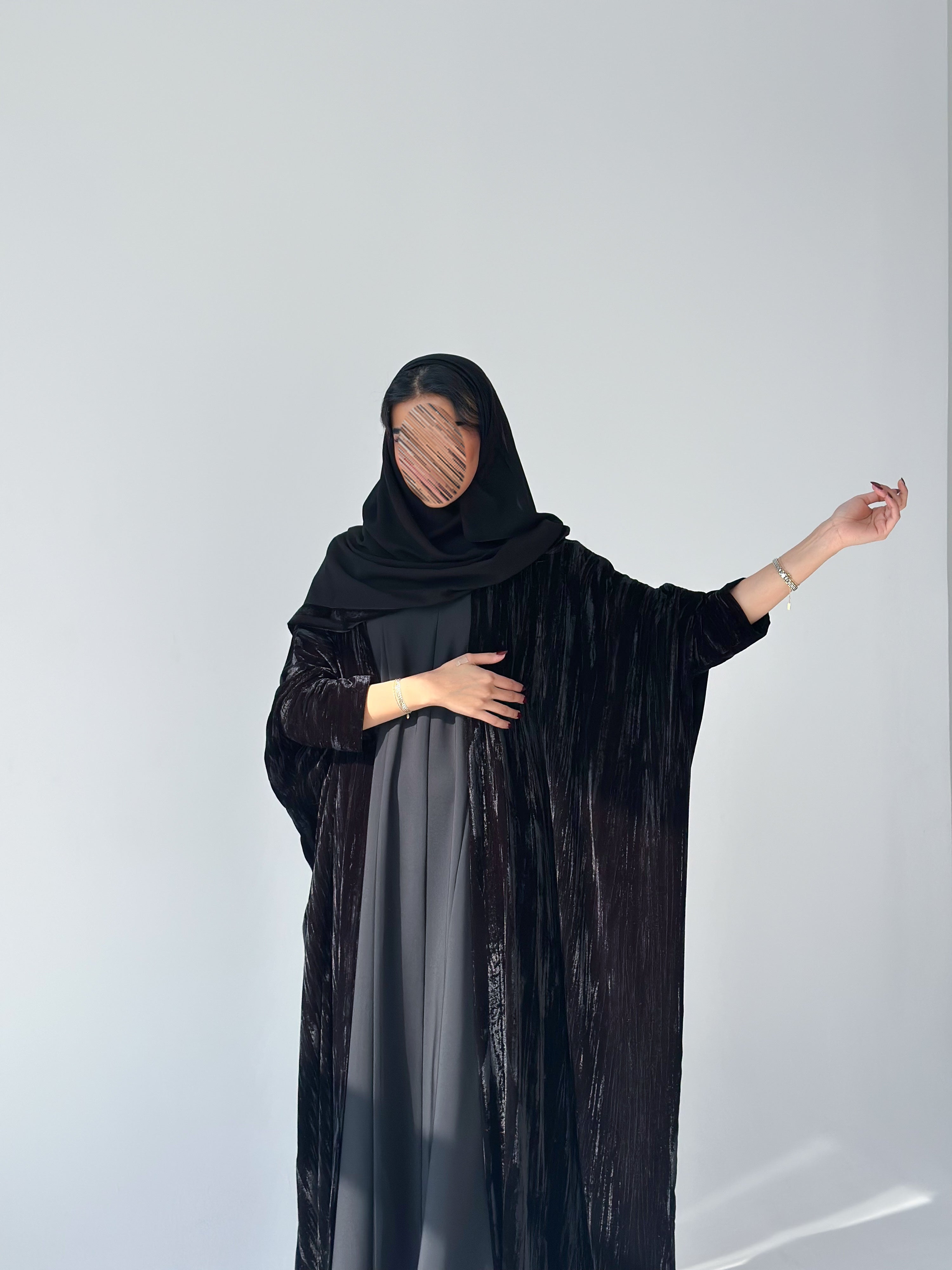 MW1886 - عباية مخمل مع فستان كريب