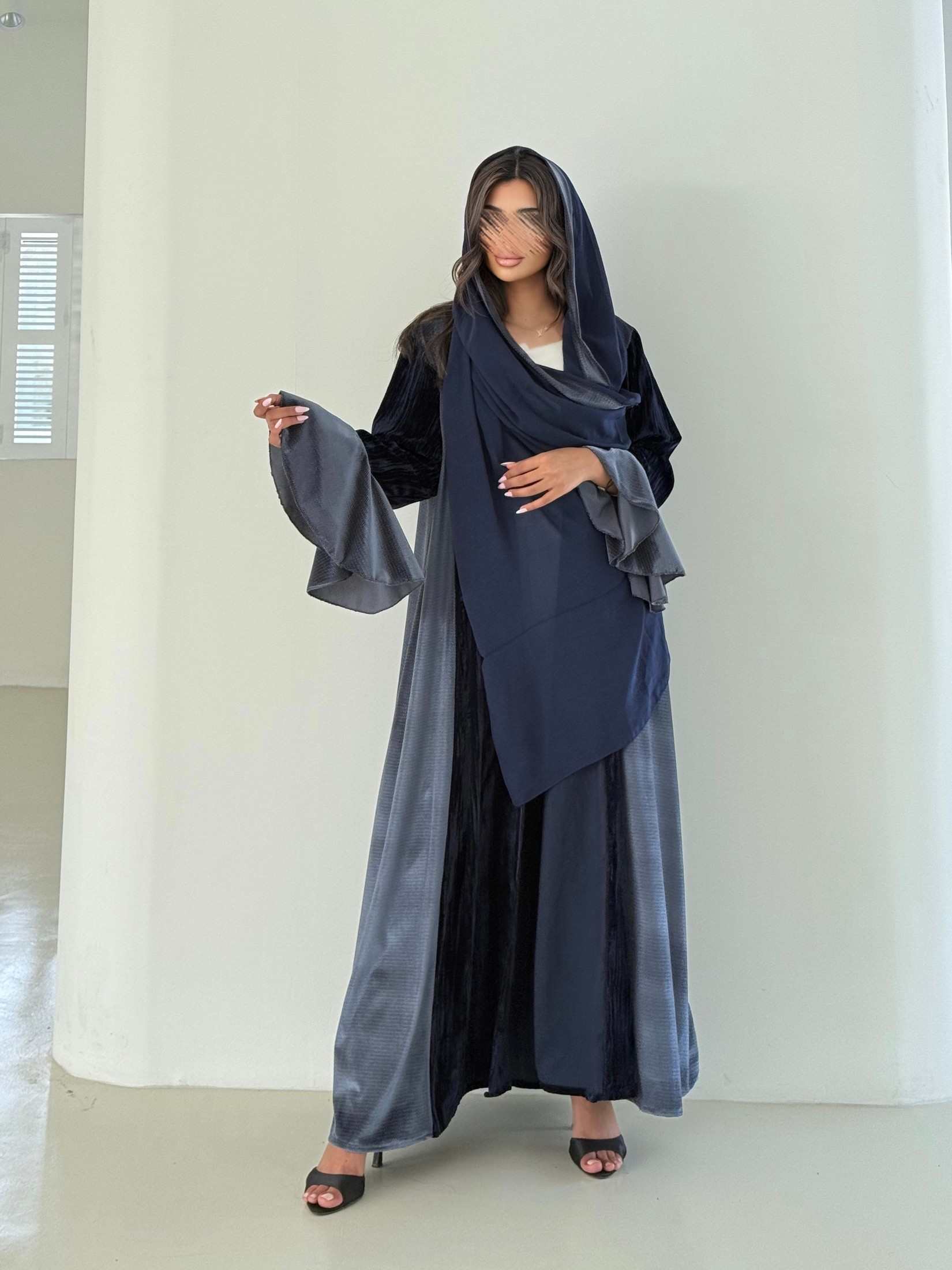 MWT966 - عبايه مخمل مع تدخيلة مخمل سترتش من الاجناب والاكمام - Aya