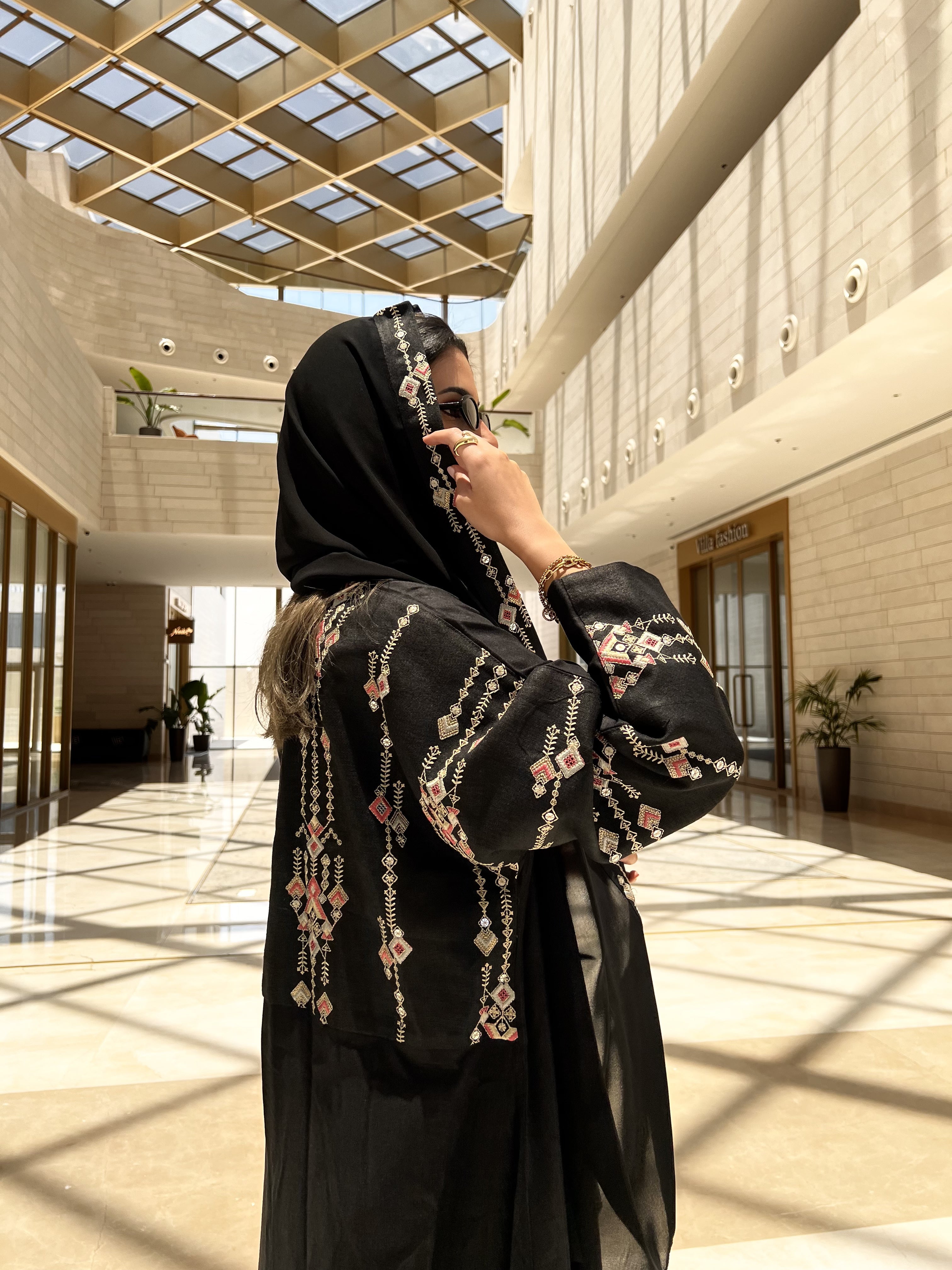 MW1578 - Black Linen Elegance | عباية لينن هندي مطرزة يدويًا