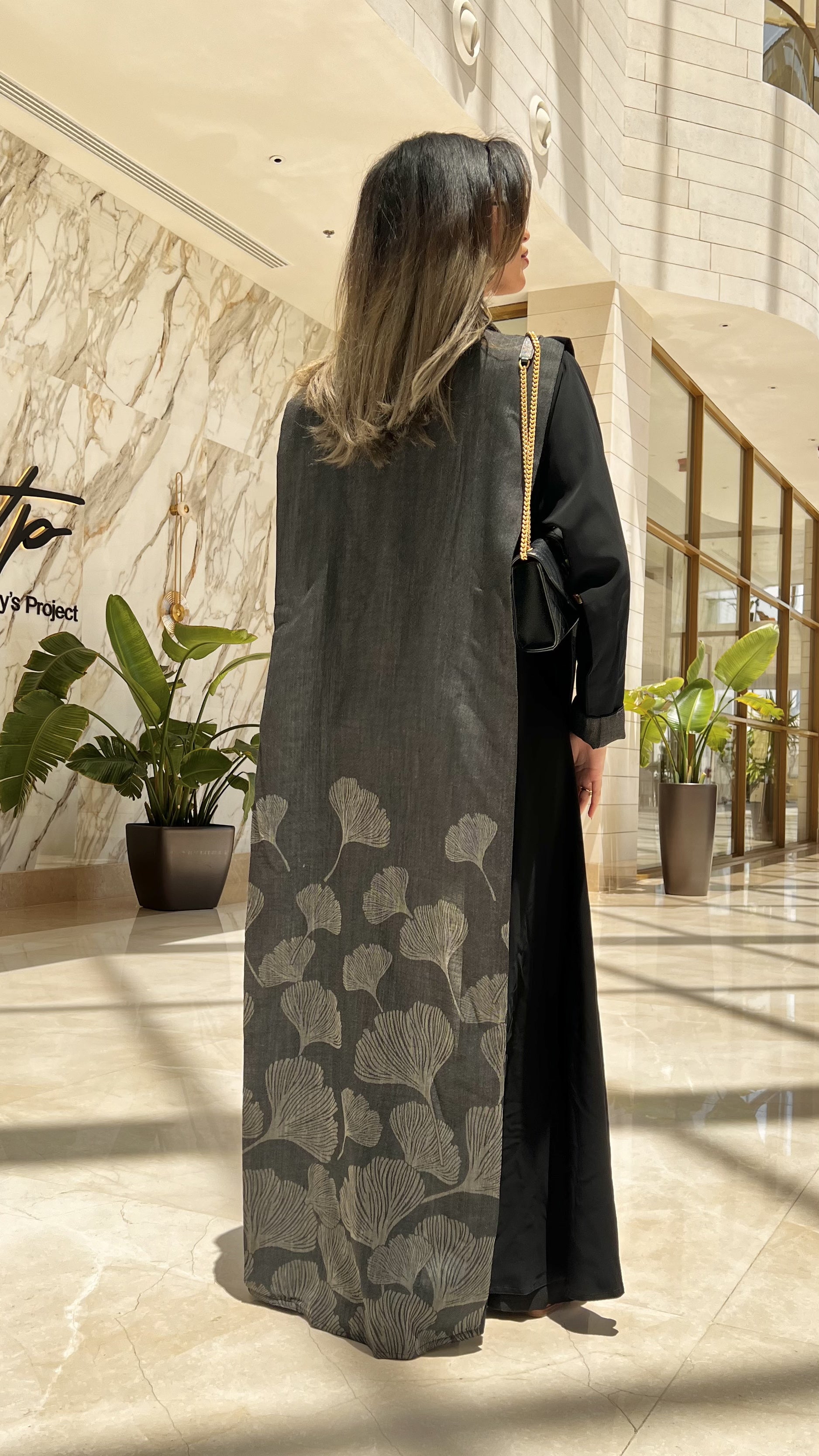 MW1583 - عباية سوداء بظهر لينن هندي مشجر (إصدار محدود) | Black Abaya with Printed Indian Linen Back – Limited Edition - Aya