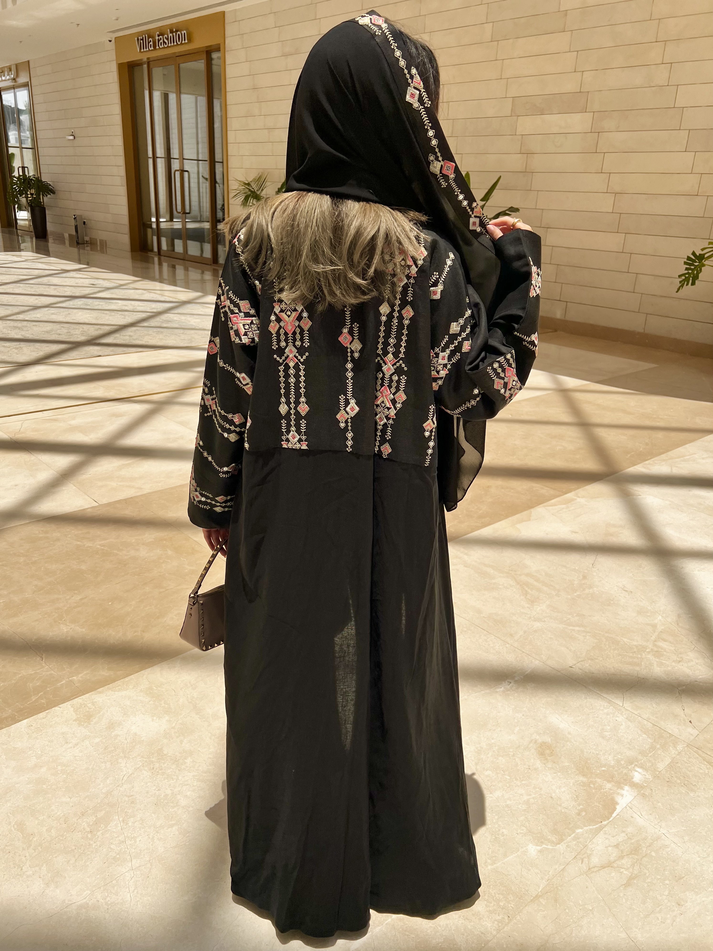 MW1578 - Black Linen Elegance | عباية لينن هندي مطرزة يدويًا