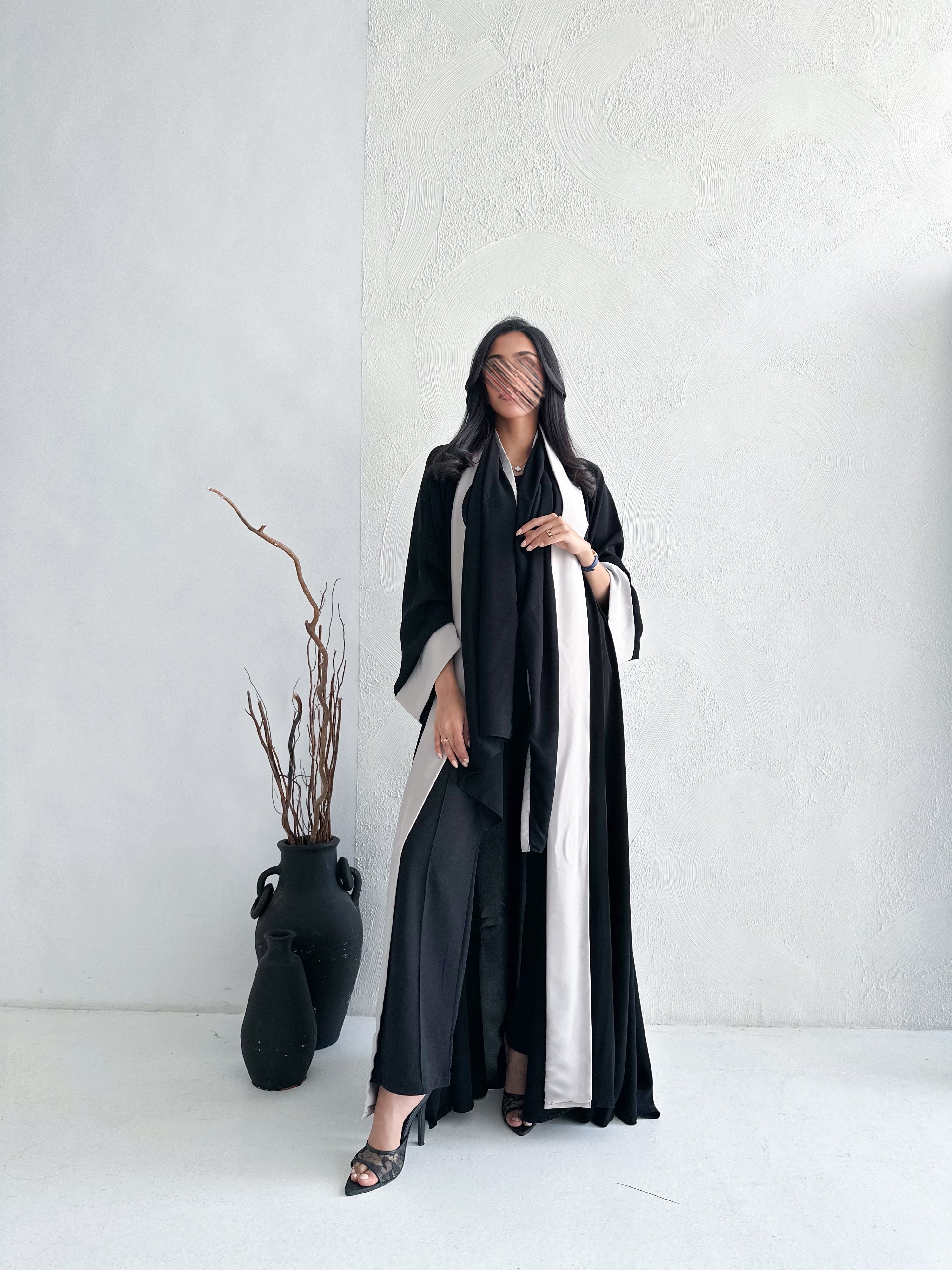 MW1425 - عباية من الكريب ناعم بأطرف كريب حرير بلون البيج - Aya