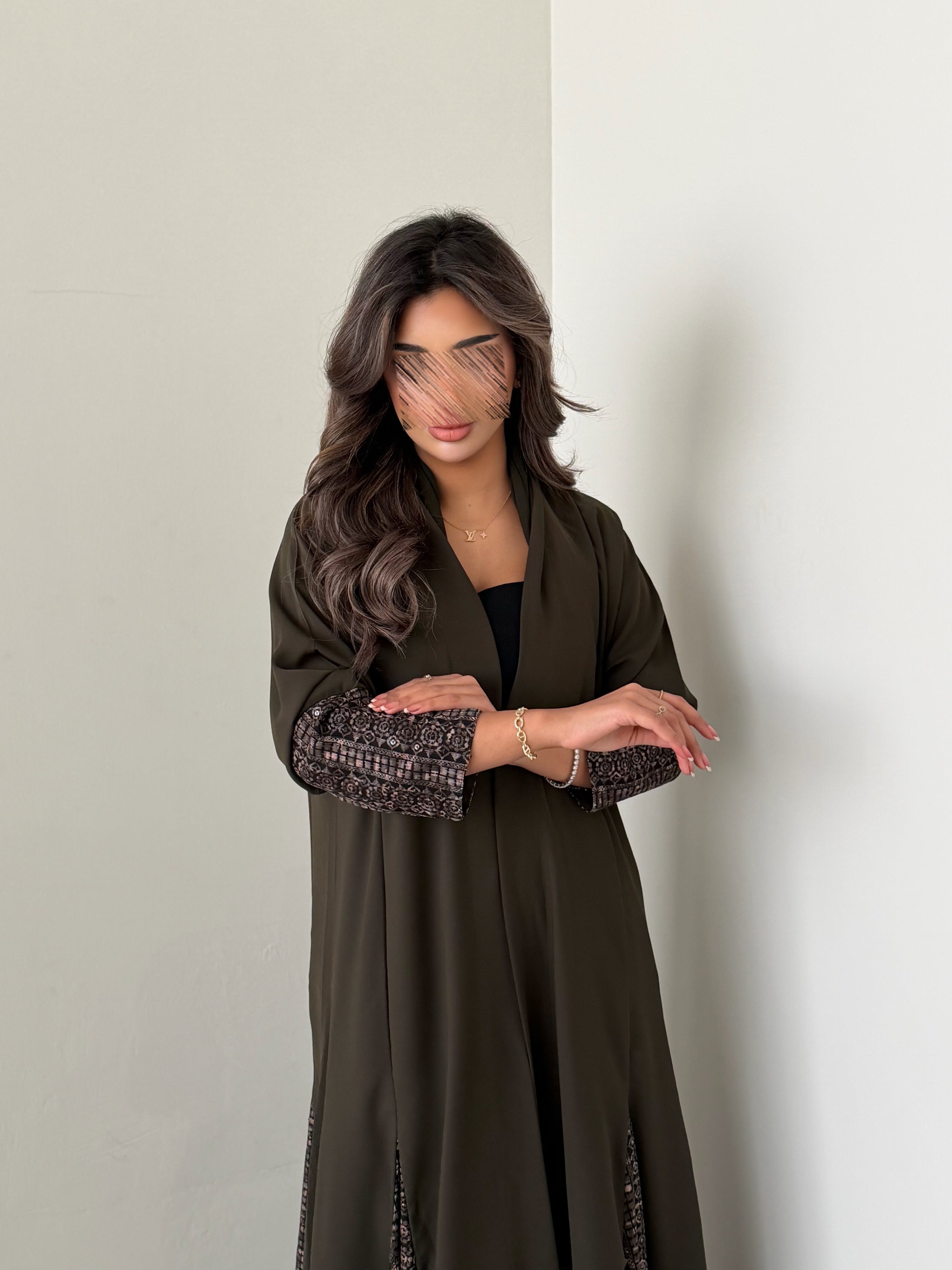 MWT770 - عباية كريب مع تدخيلة لنن هندي - Aya