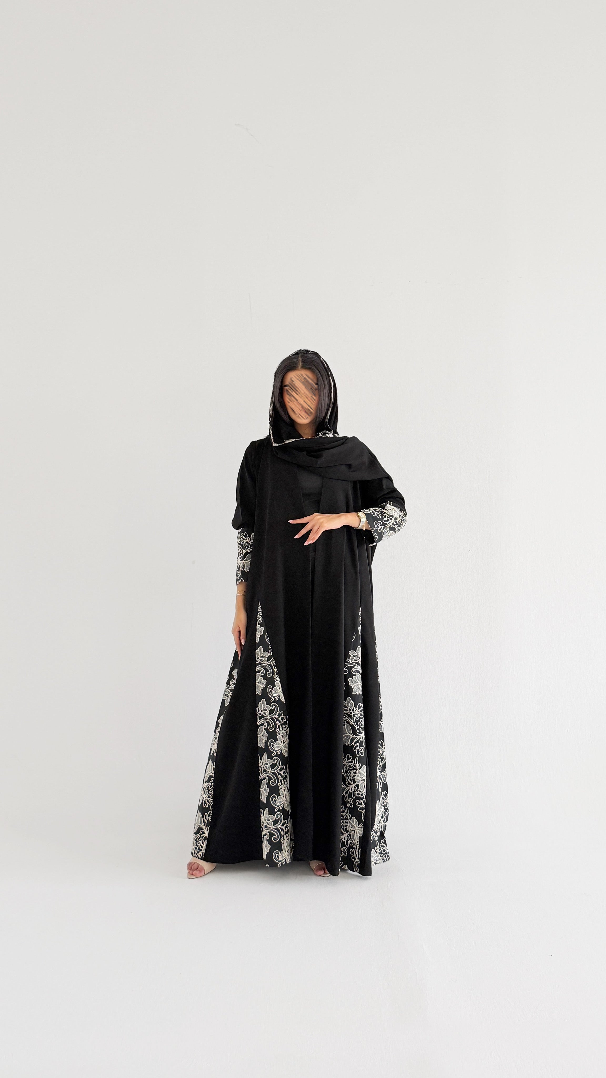MWT1149 - عباية اسود بتدخيله تطريز وردات - Aya