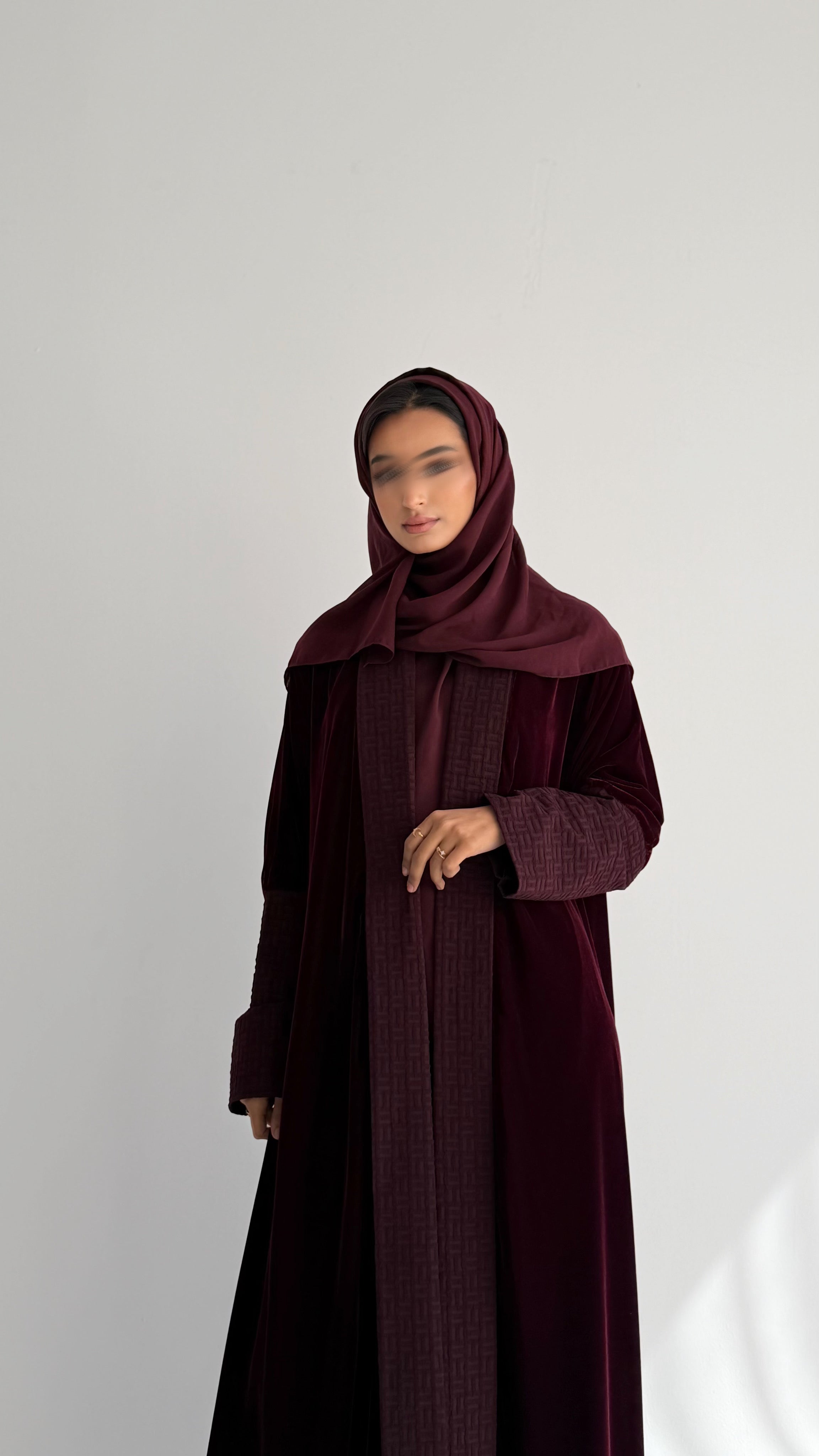 MWT814 - عباية مخمل عنابي مع تدخيلة بالامام - Aya