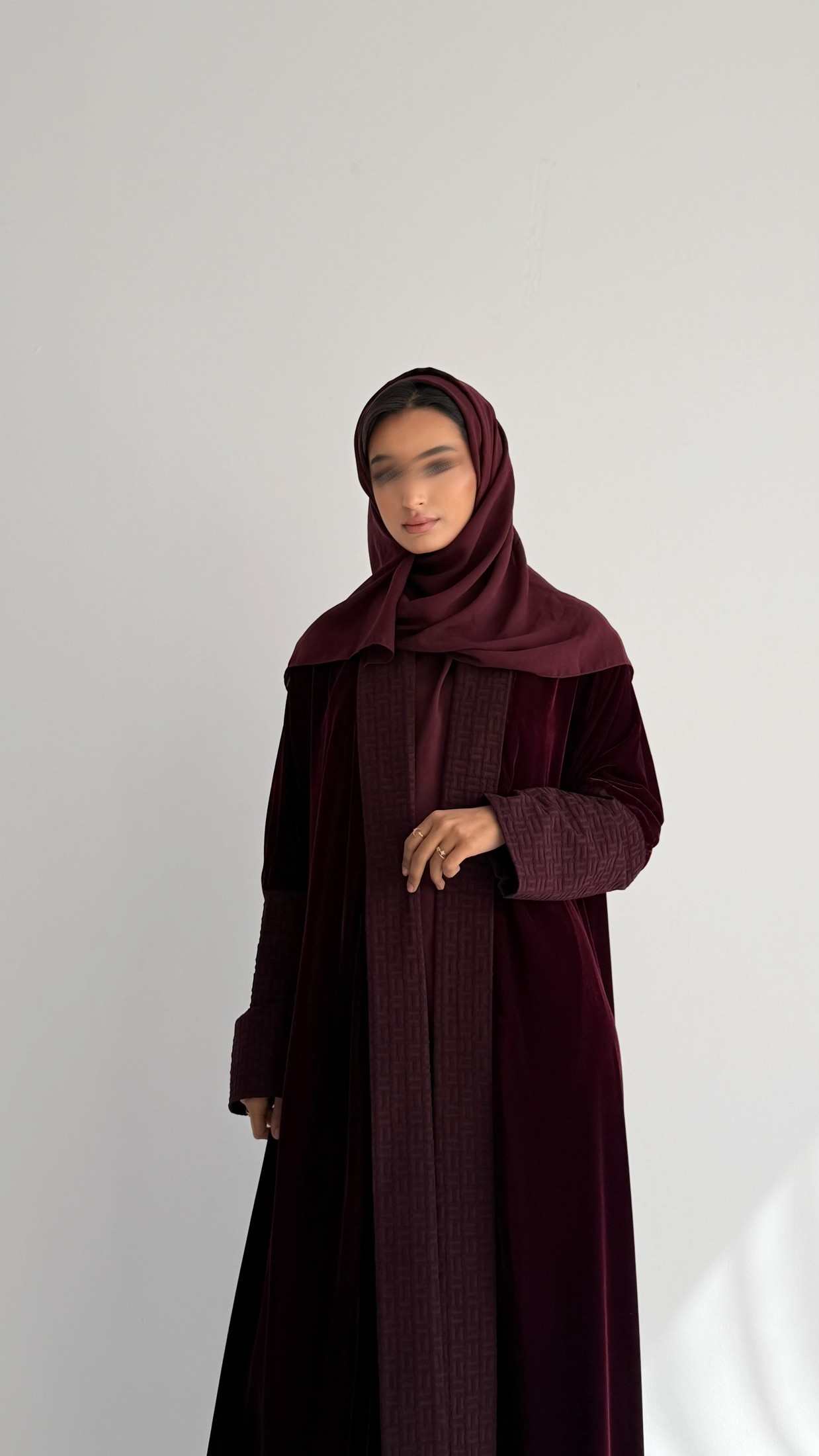 MWT814 - عباية مخمل عنابي مع تدخيلة بالامام - Aya