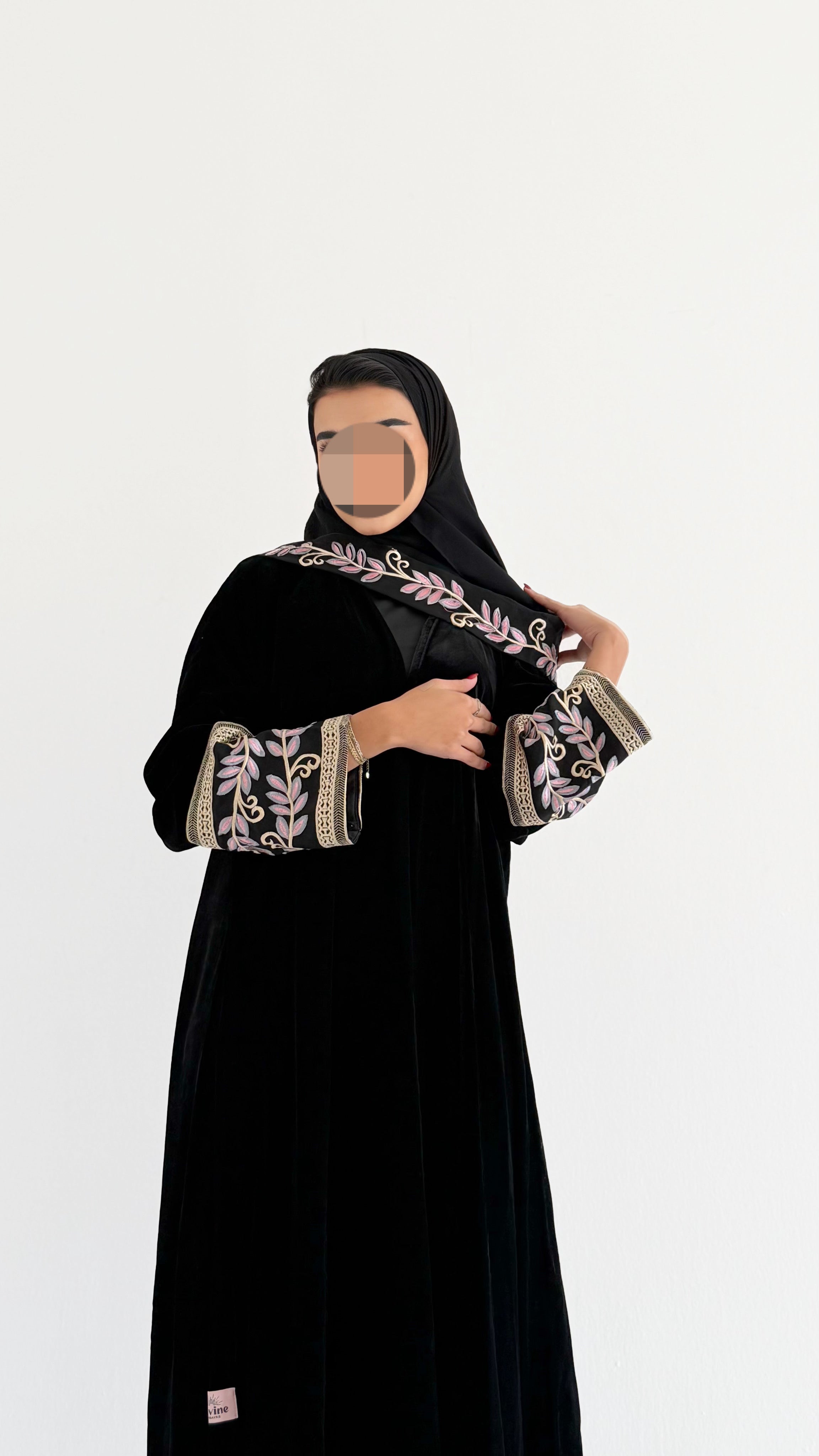 MWT630 - عباية مخمل مع تطريز بالاكمام