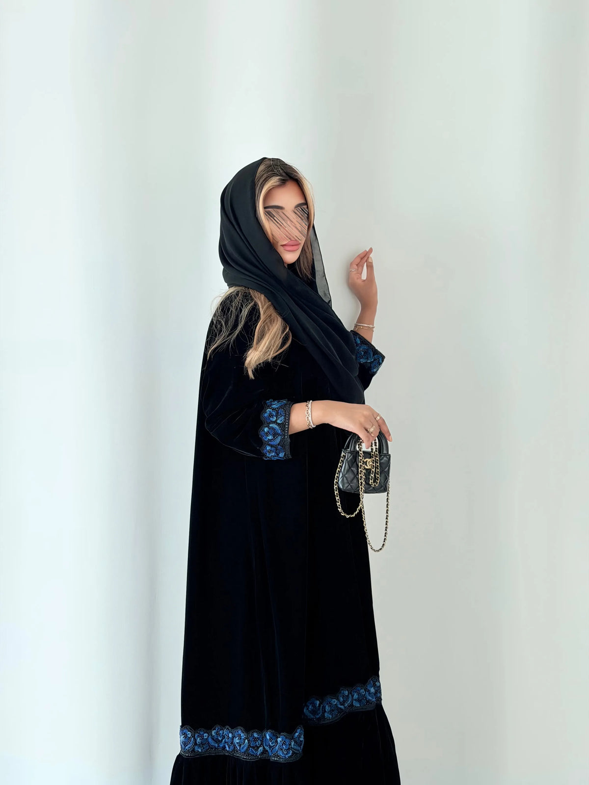 MWT5272 - عباية سوداء أنيقة يومية مع كسرات ناعمة اسفل العبايه و تدخيلات ورد - Aya