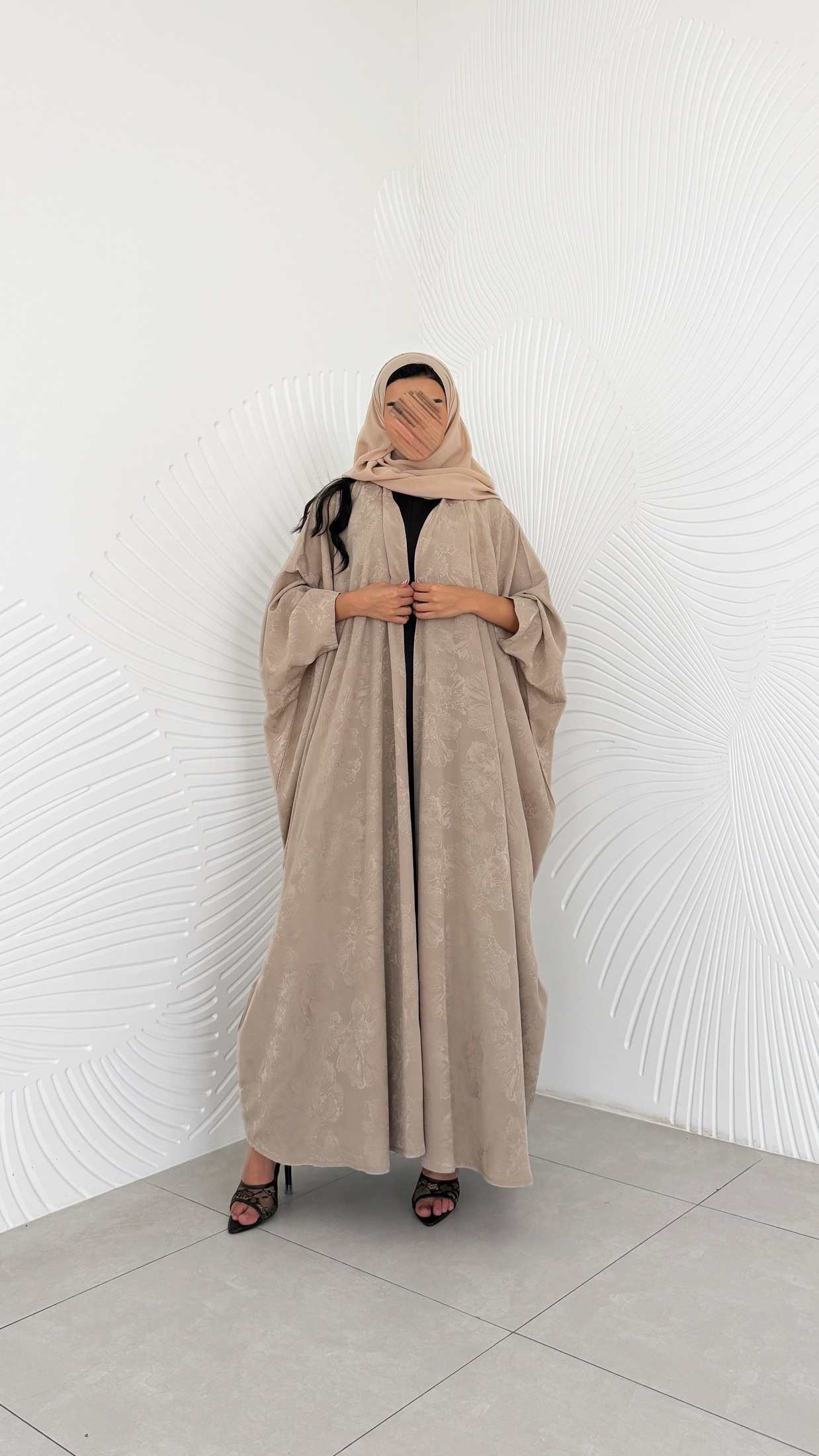 MWT5118 - قماش بيج فاتح مشجر قصة نص بشت - Aya