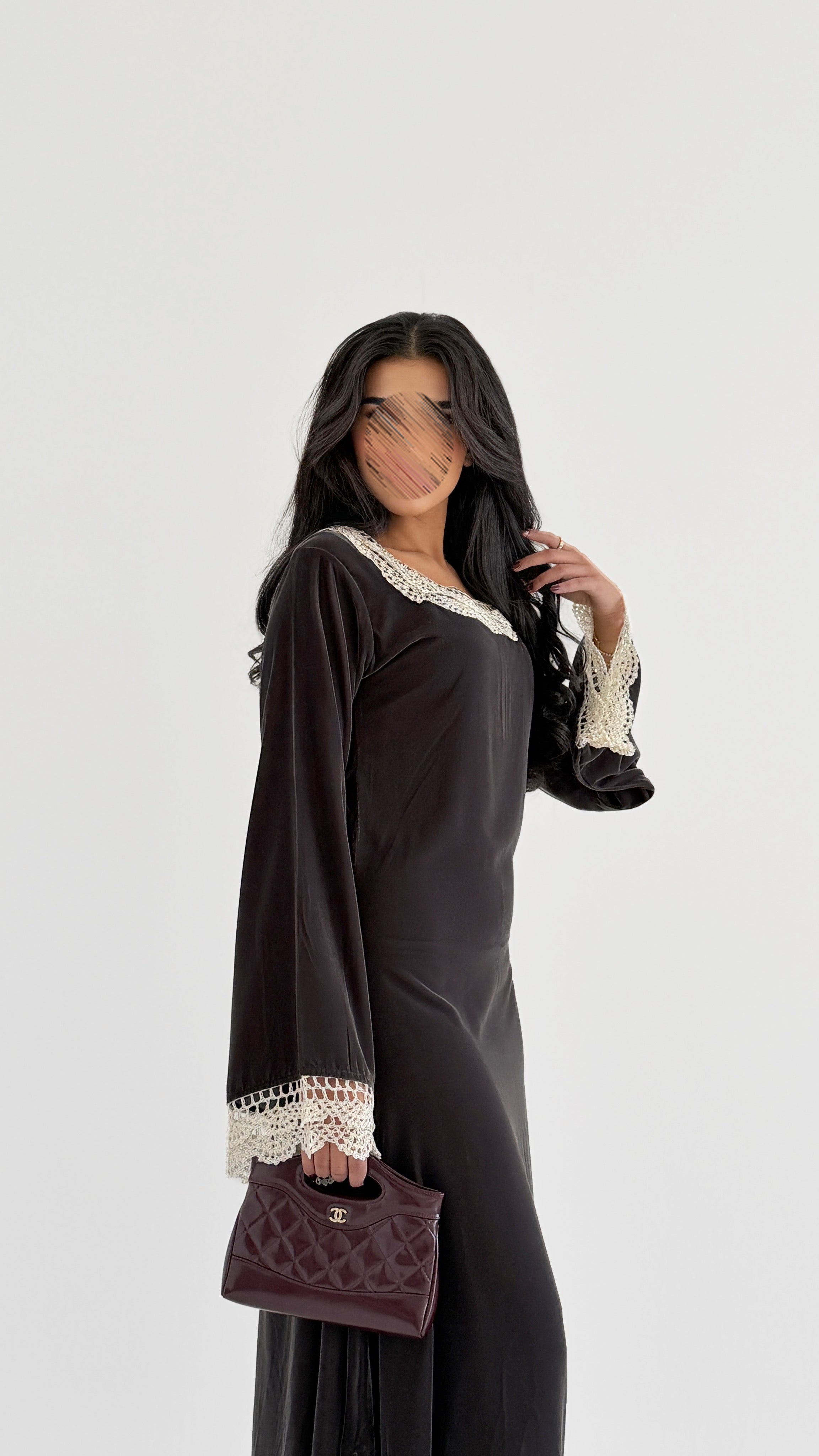 MWJ003 - جلابية مخمل ناعمة مع لمسة كروشية بيضاء راقية - Aya