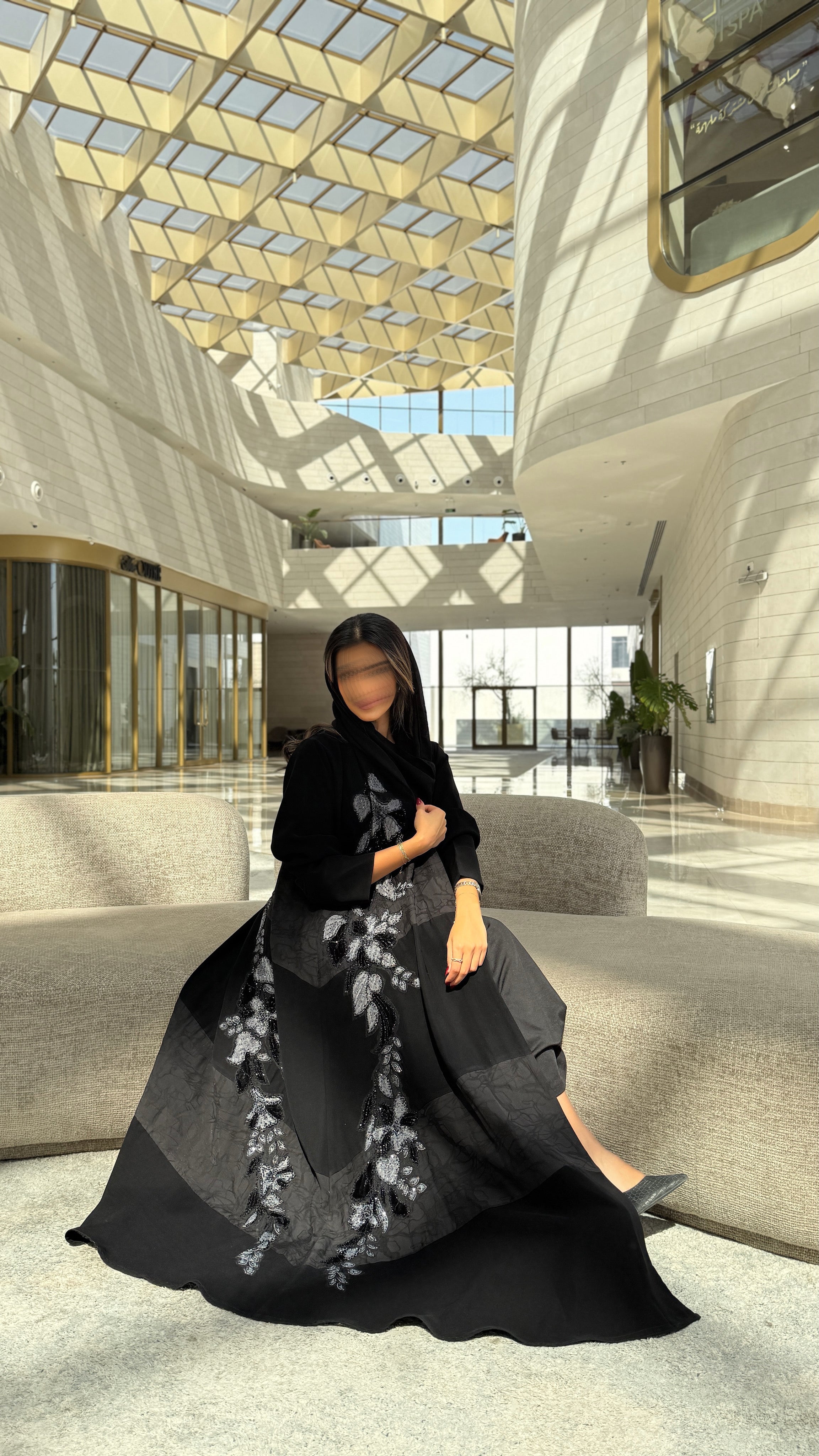 MWT581 - عباية سوداء بتطريز ورد - Aya