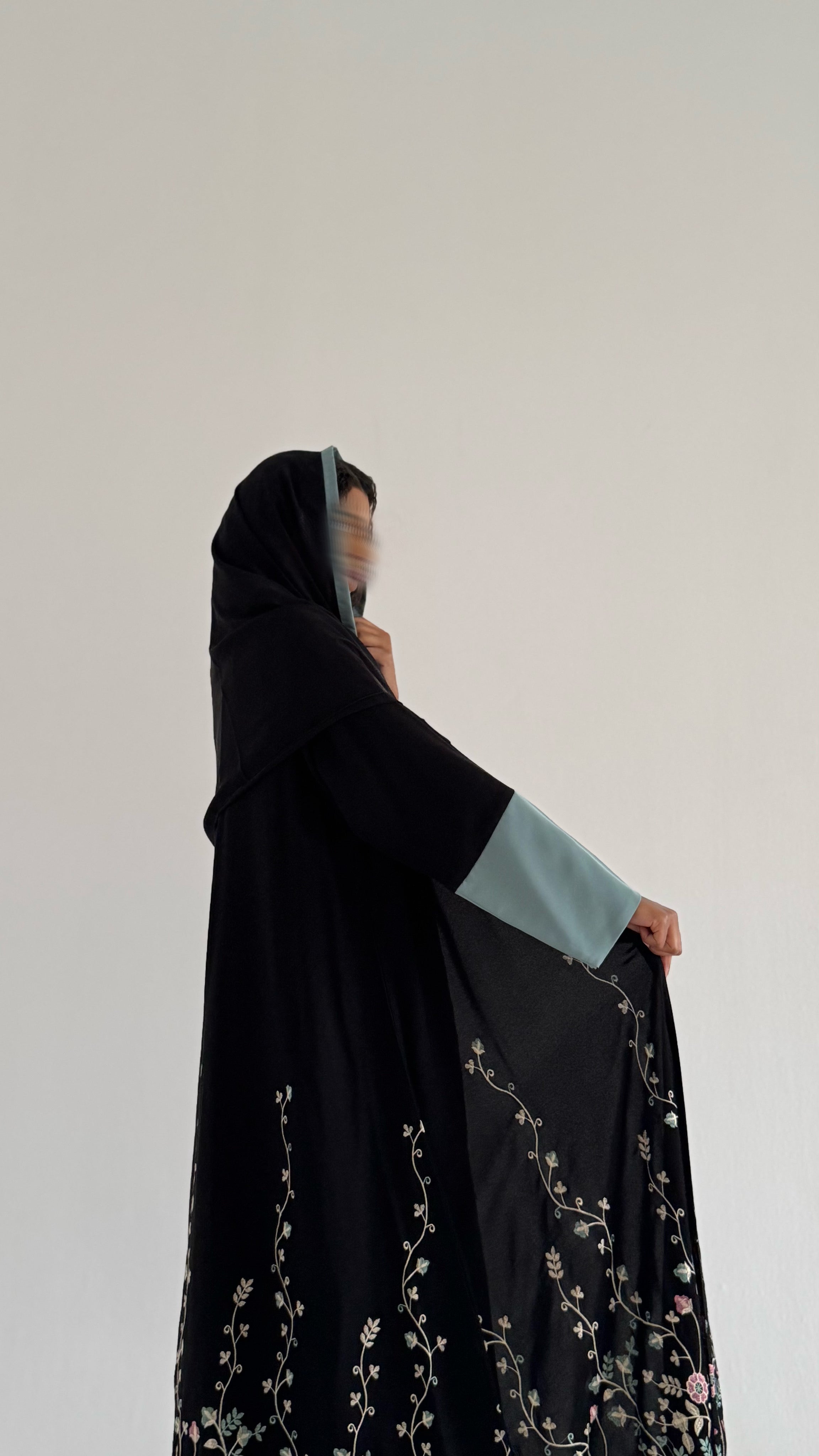 MW1633 - Black abaya with embroidery - عباية سوداء بتطريز - Aya