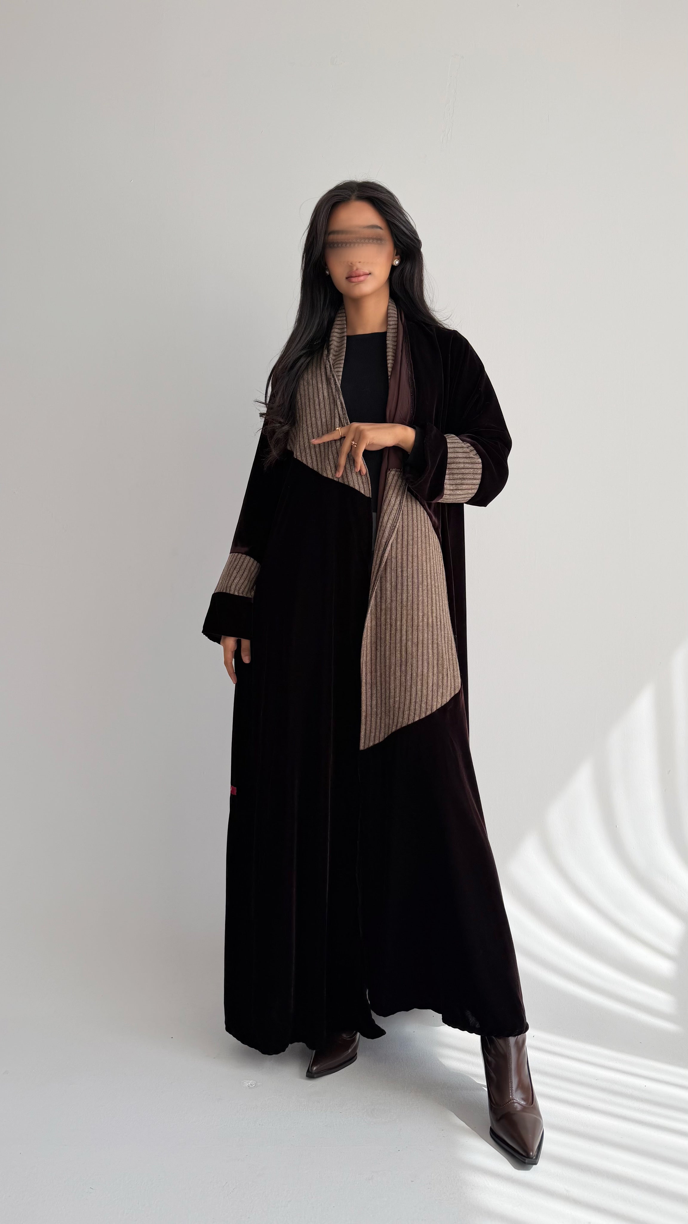 MWT827 - عباية مخمل مع تدخيلة مقلم - Aya