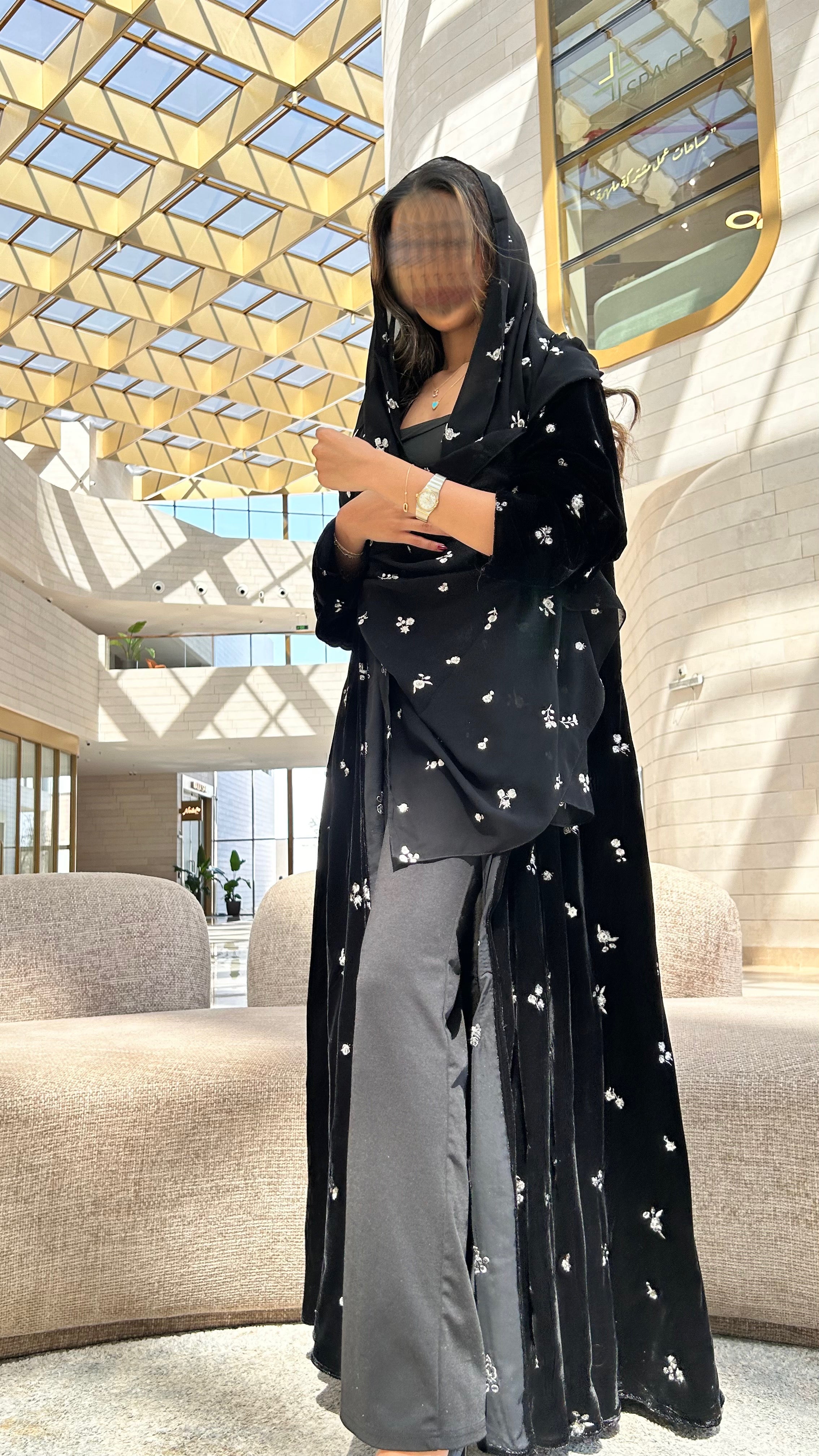 MWT642 - عبايه مخمل تطريز وردات - Aya