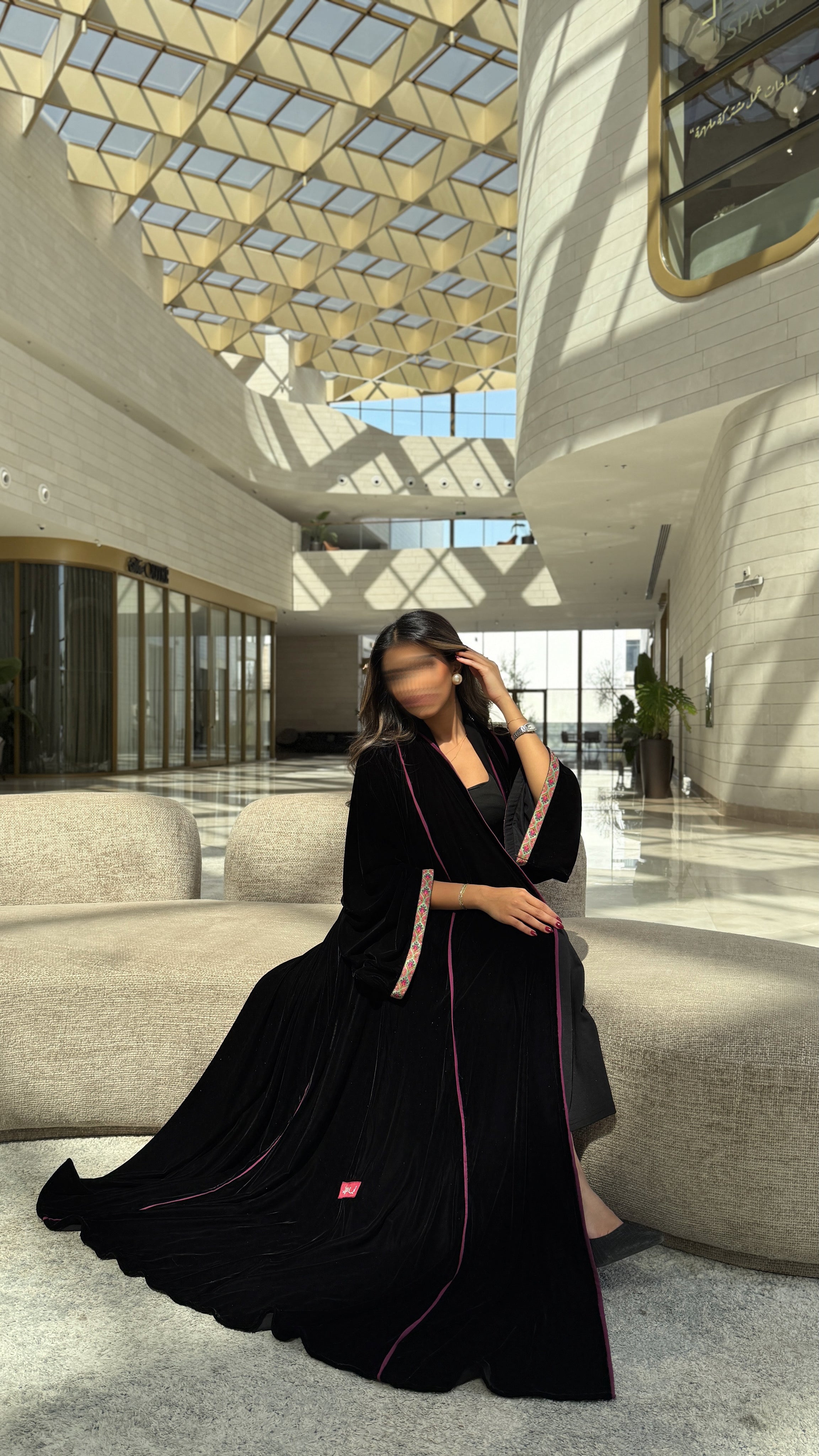 MWT565 - عباية مخمل أسود بخطوط بنفسجية مع تطريز بنفسجي - Aya