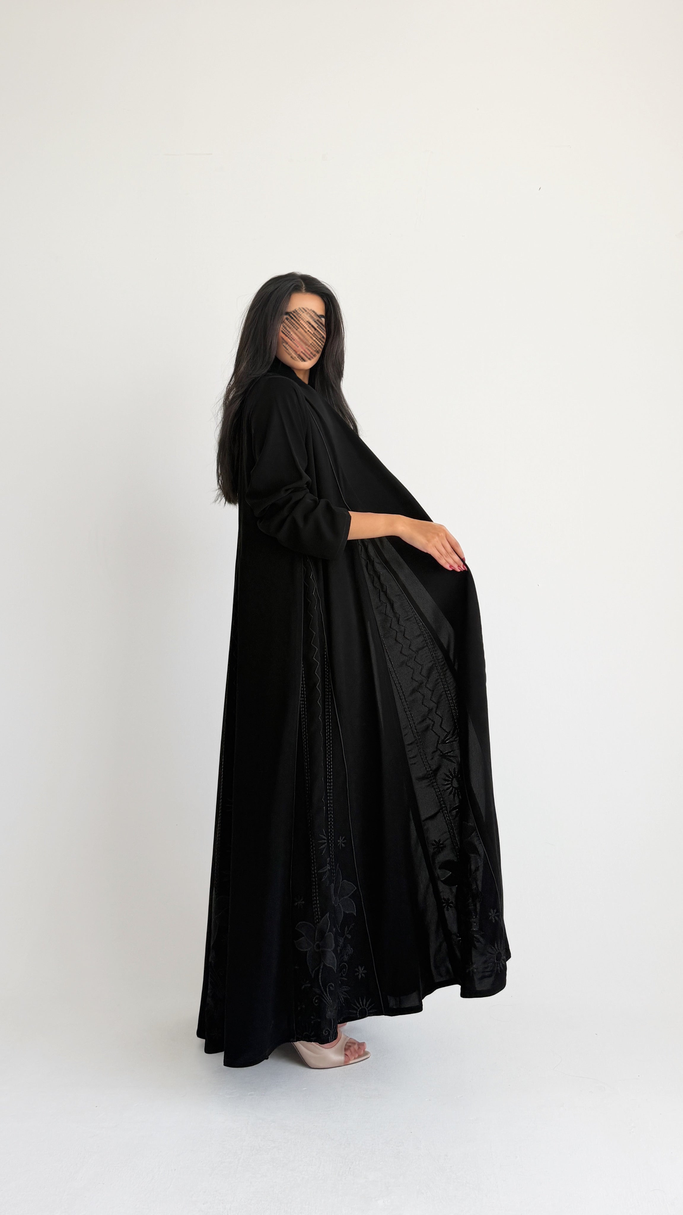 MWT2070 - عباية سوداء بتطريز أسود - Aya