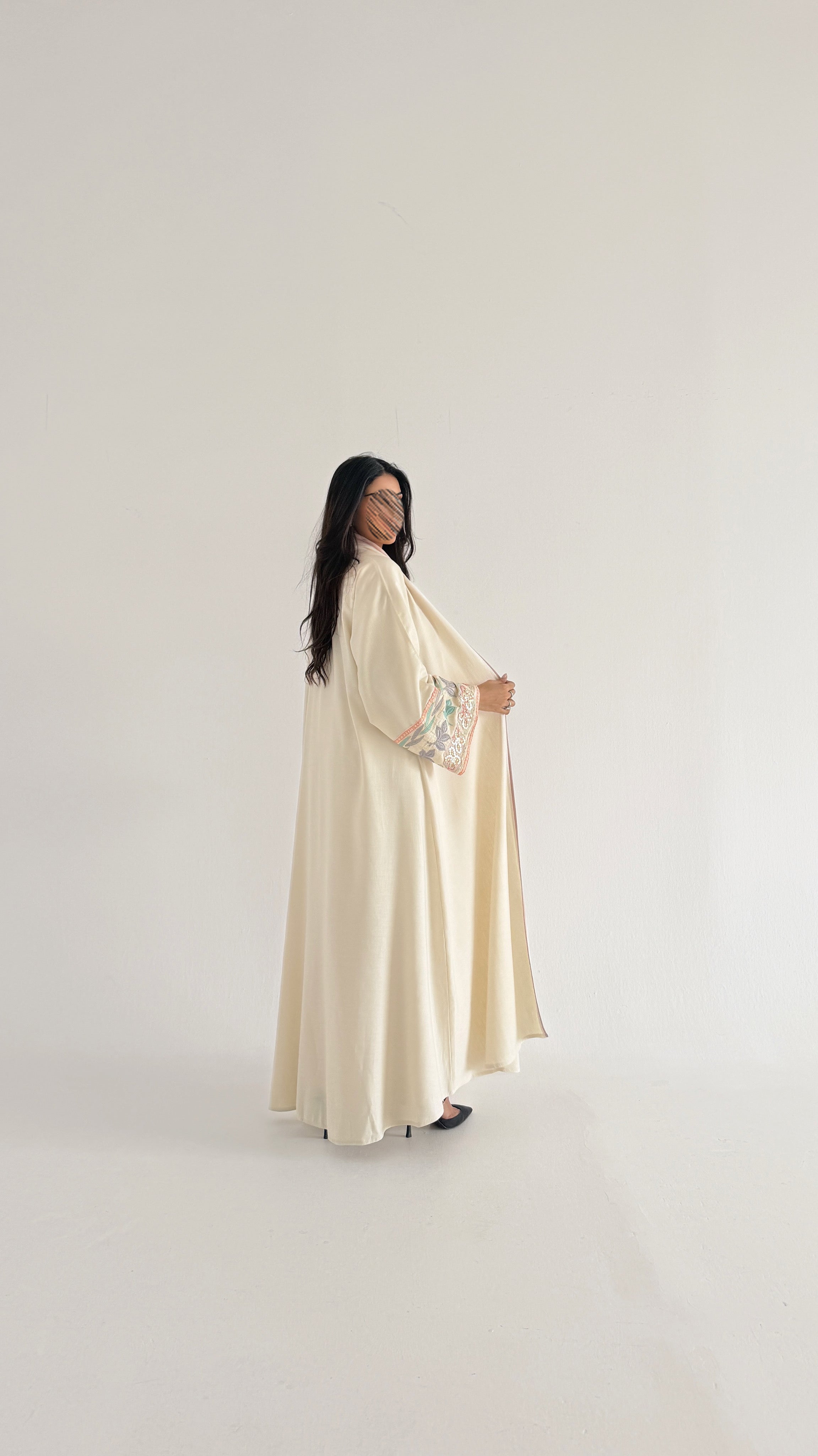 MWT2039 - عباية لنن مع كلفة تطريز بقيطان وردية - Aya