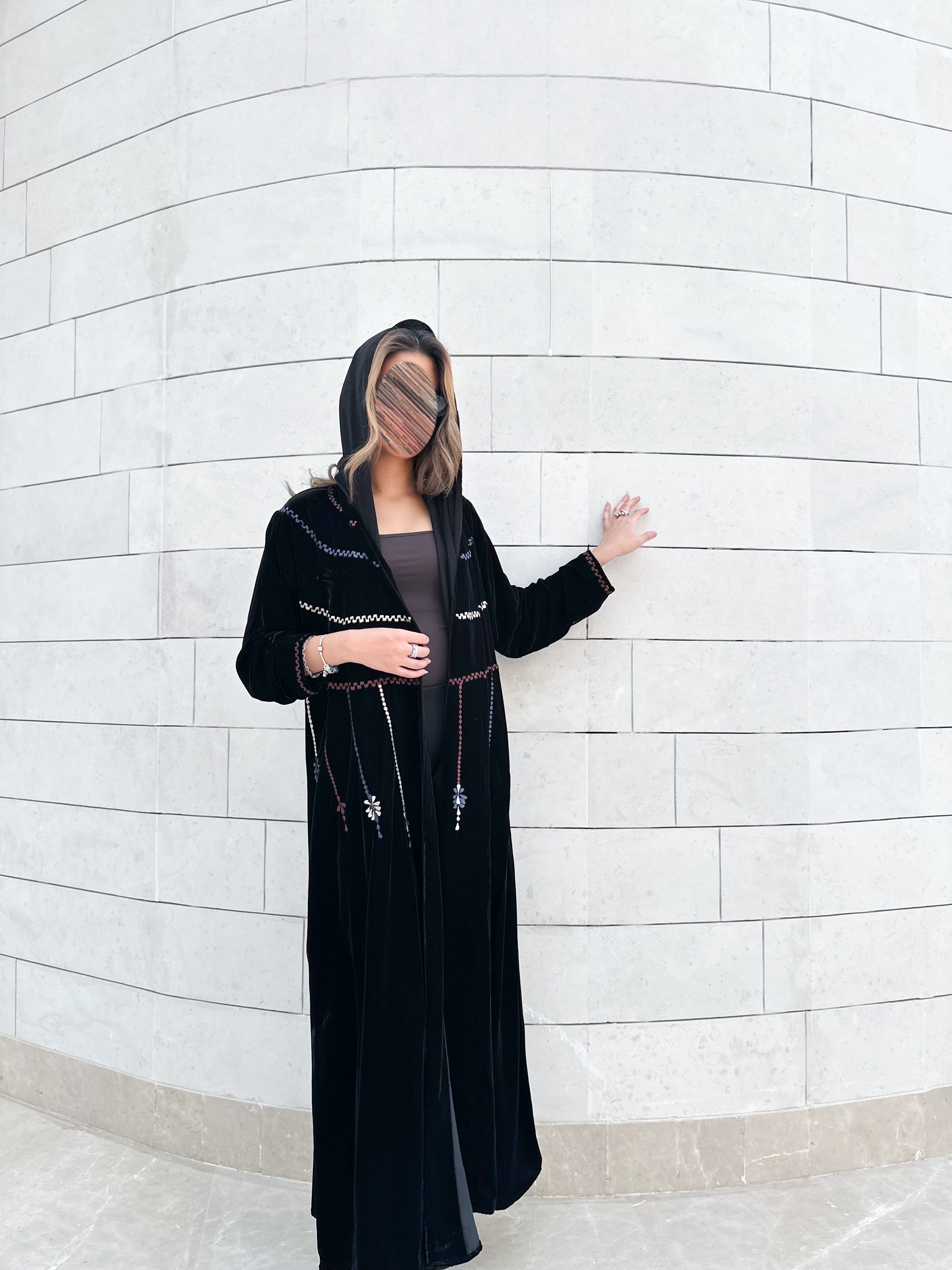 MWT728 - عباية مخمل بتطريز الوان - Aya