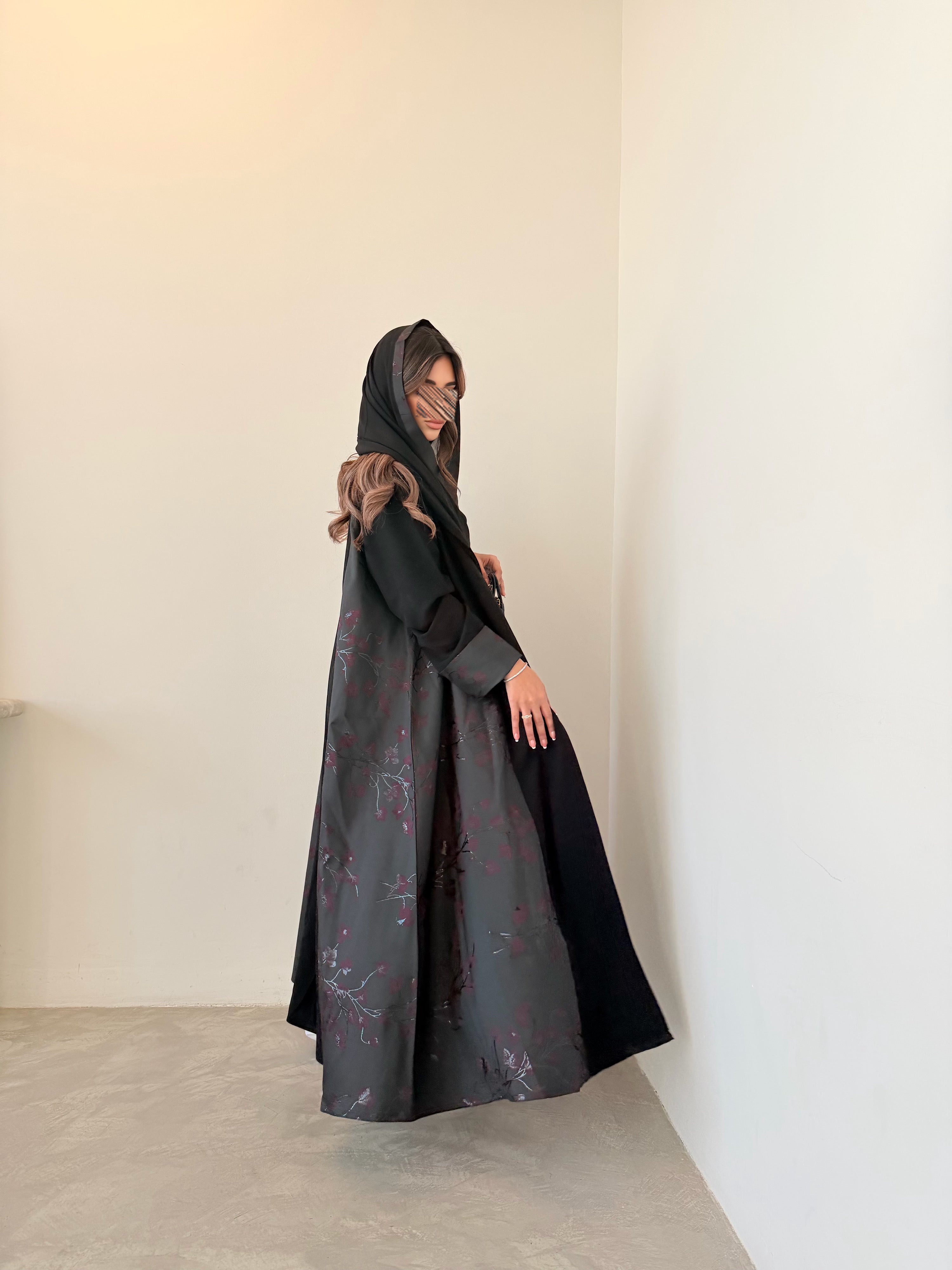 MWT5039 - قماش اسود كريب مع قماش تفته ورد بقصة كلوش - Aya