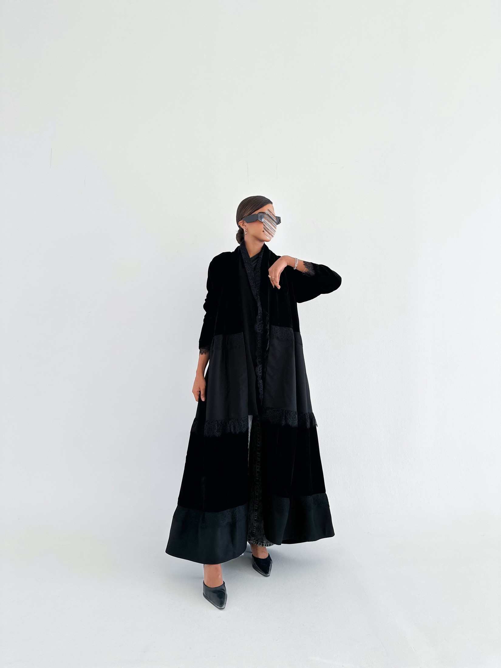 MWT576 - عباية مخمل مع تفته - Aya