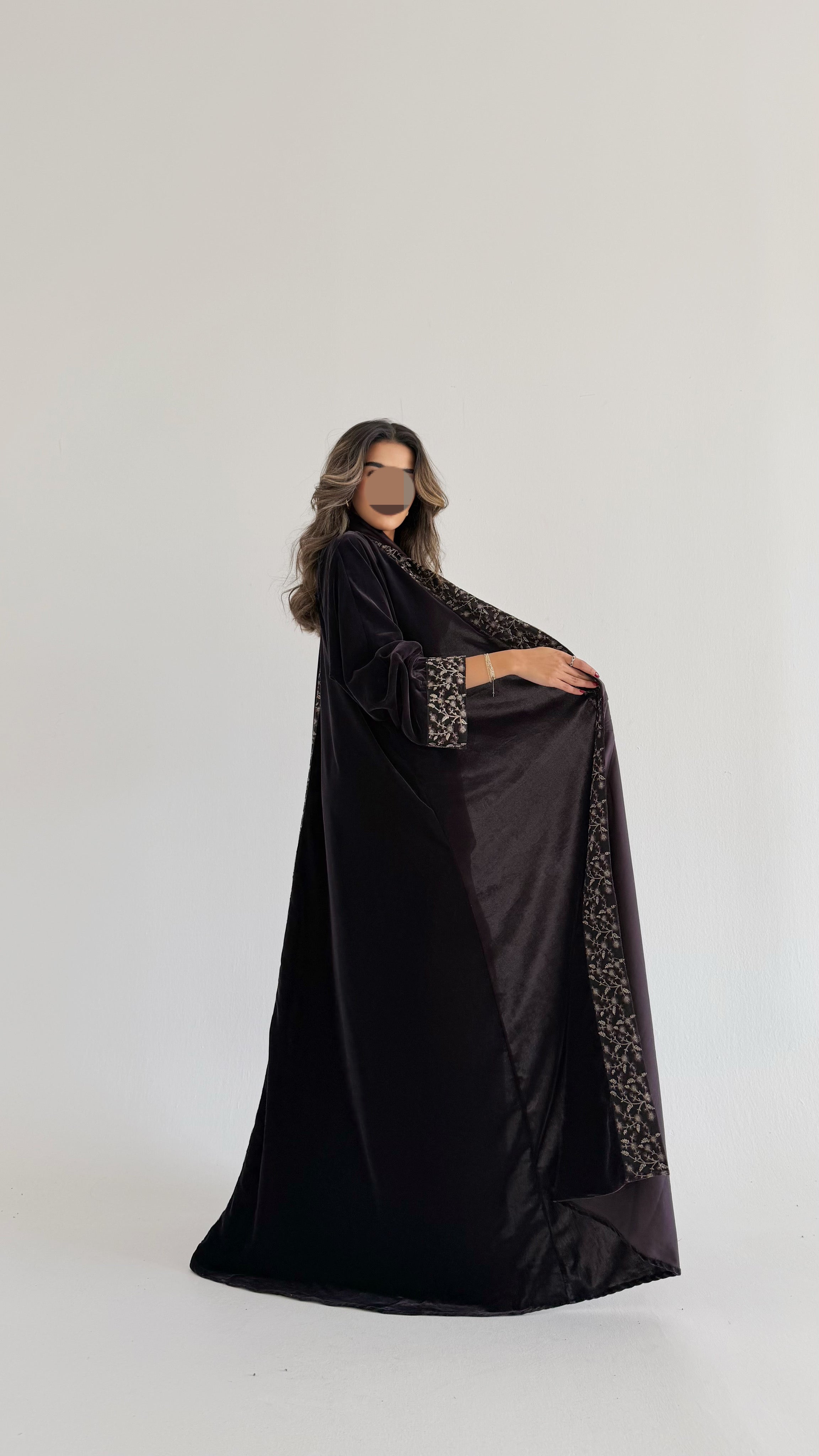 MW1766 - عباية مخمل مع اضافة كلفة