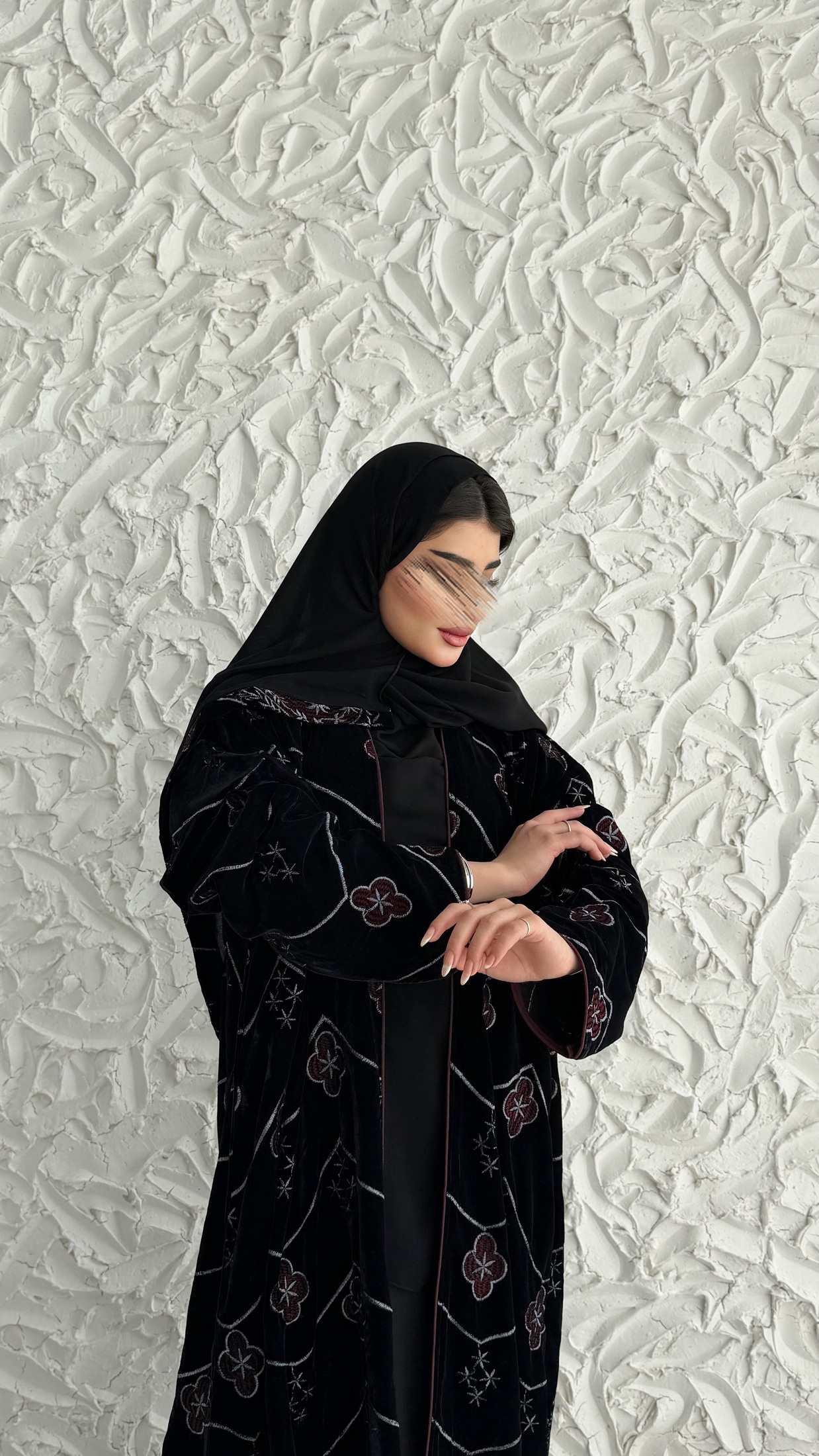 MWE909 - عباية مخمل مع تطريز - Aya
