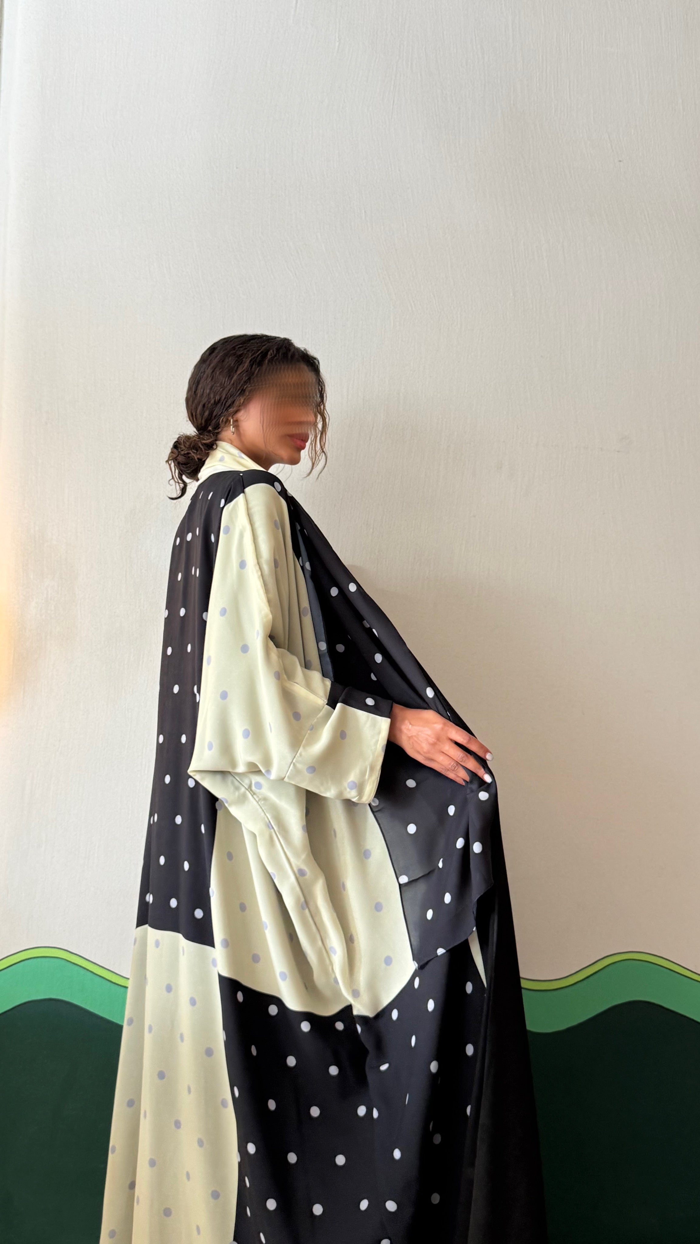 MWT454 - عباية منقطة اسود واصفر - Aya