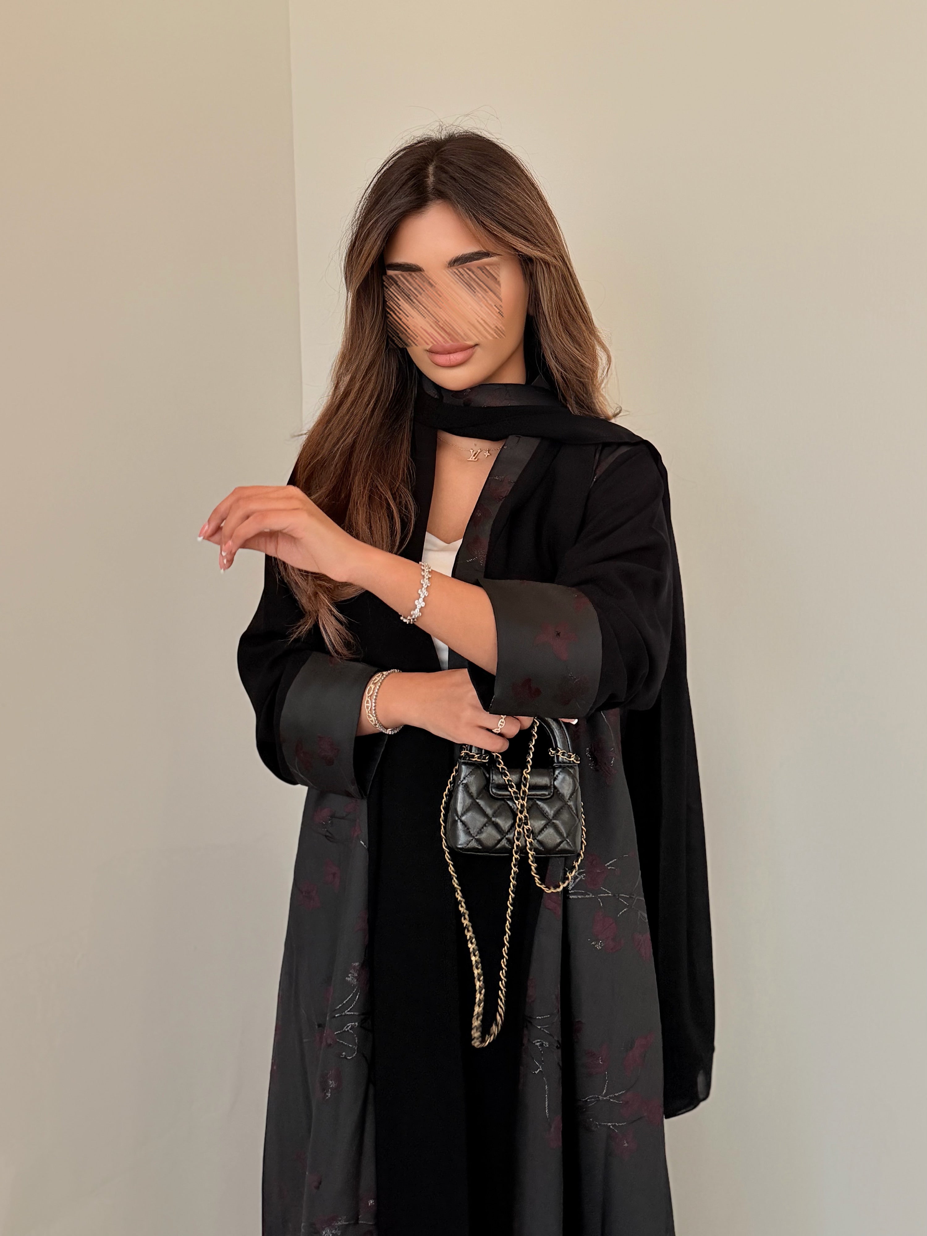 MWT5039 - قماش اسود كريب مع قماش تفته ورد بقصة كلوش - Aya