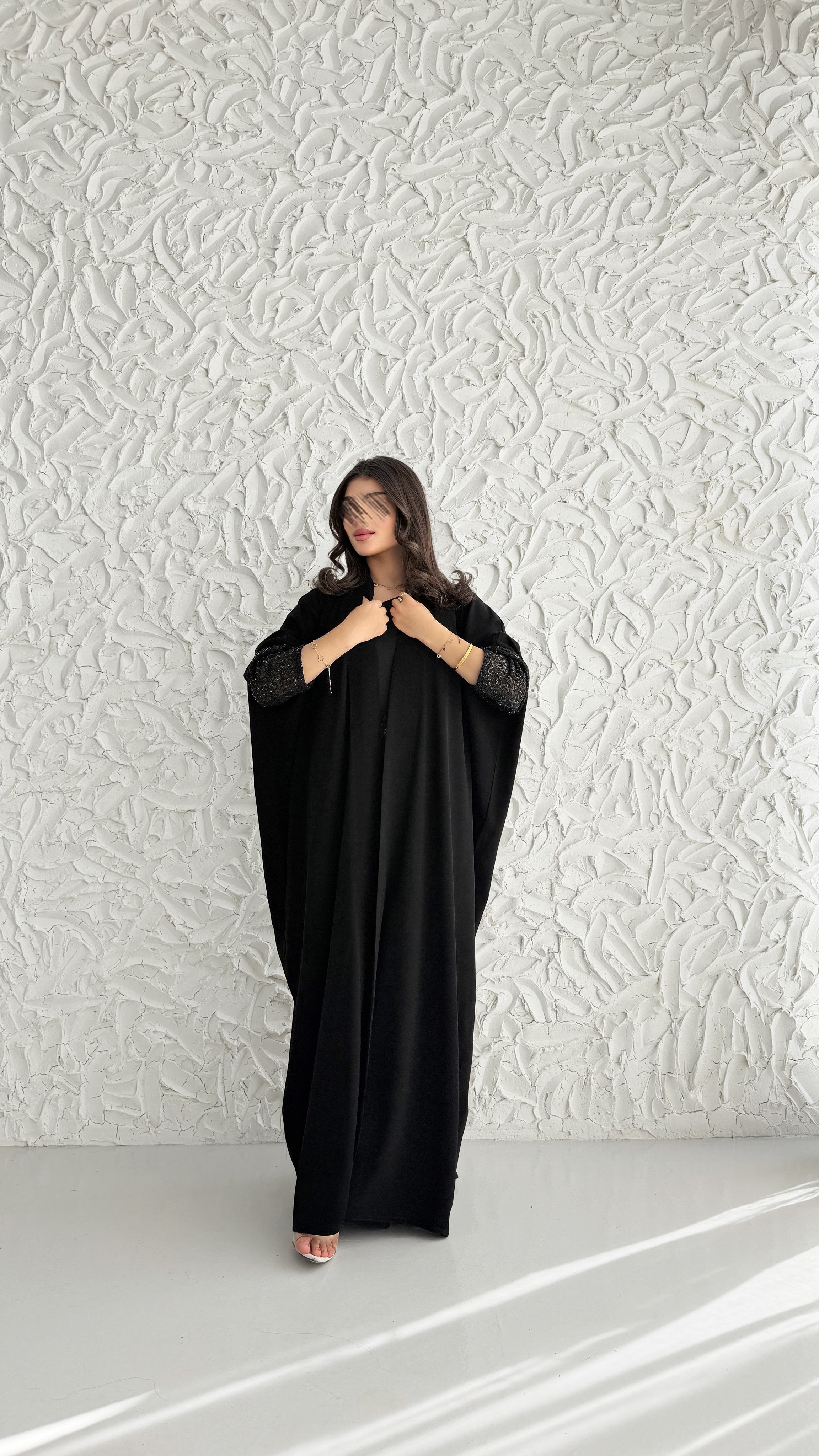 MW2131 - عباية كريب ملكي أنيقة بقصّة نص كلوش عصرية. - Aya