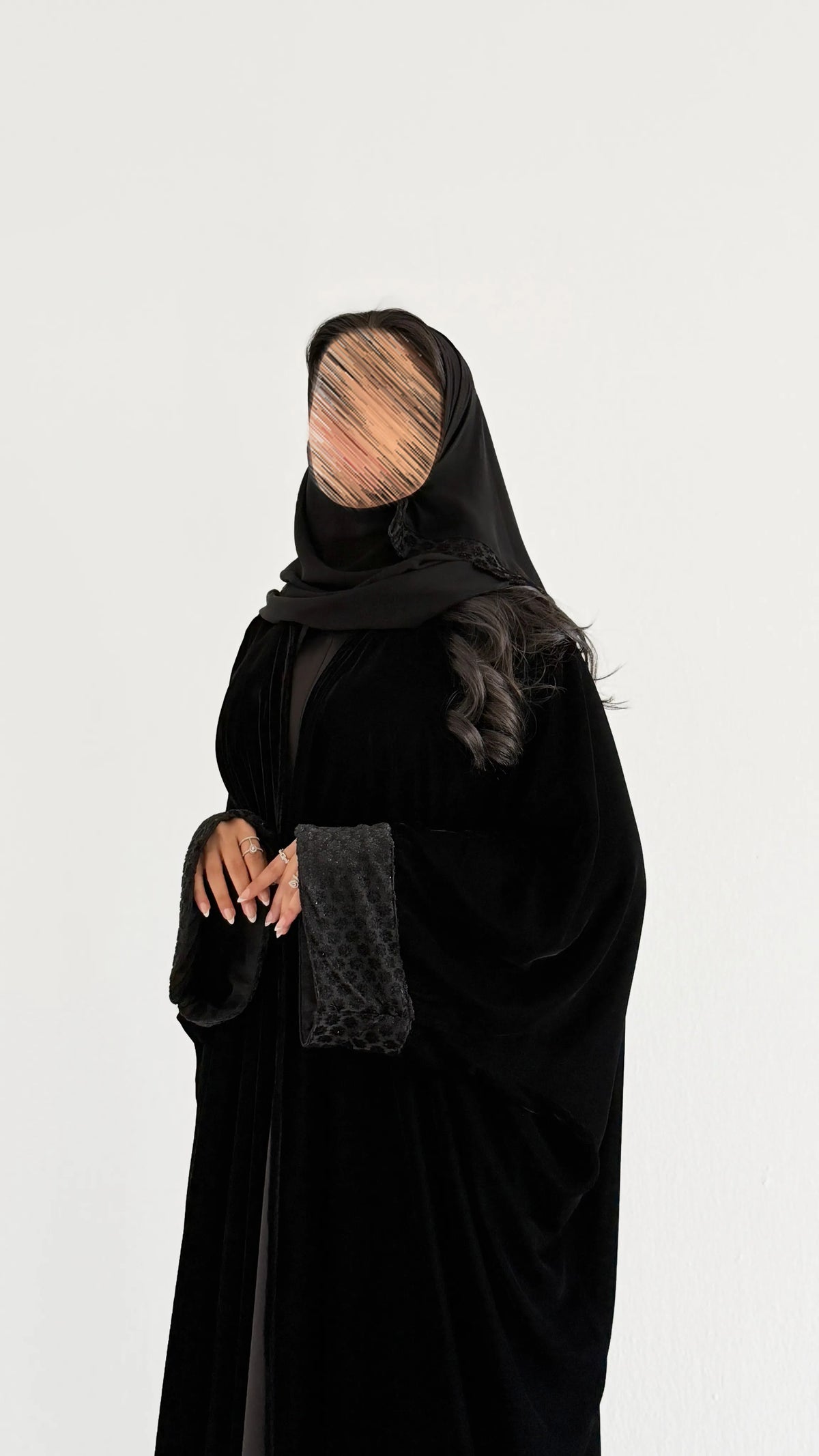MWT2181 - عبايه مخمل بتدخيله لامعة سوداء - Aya