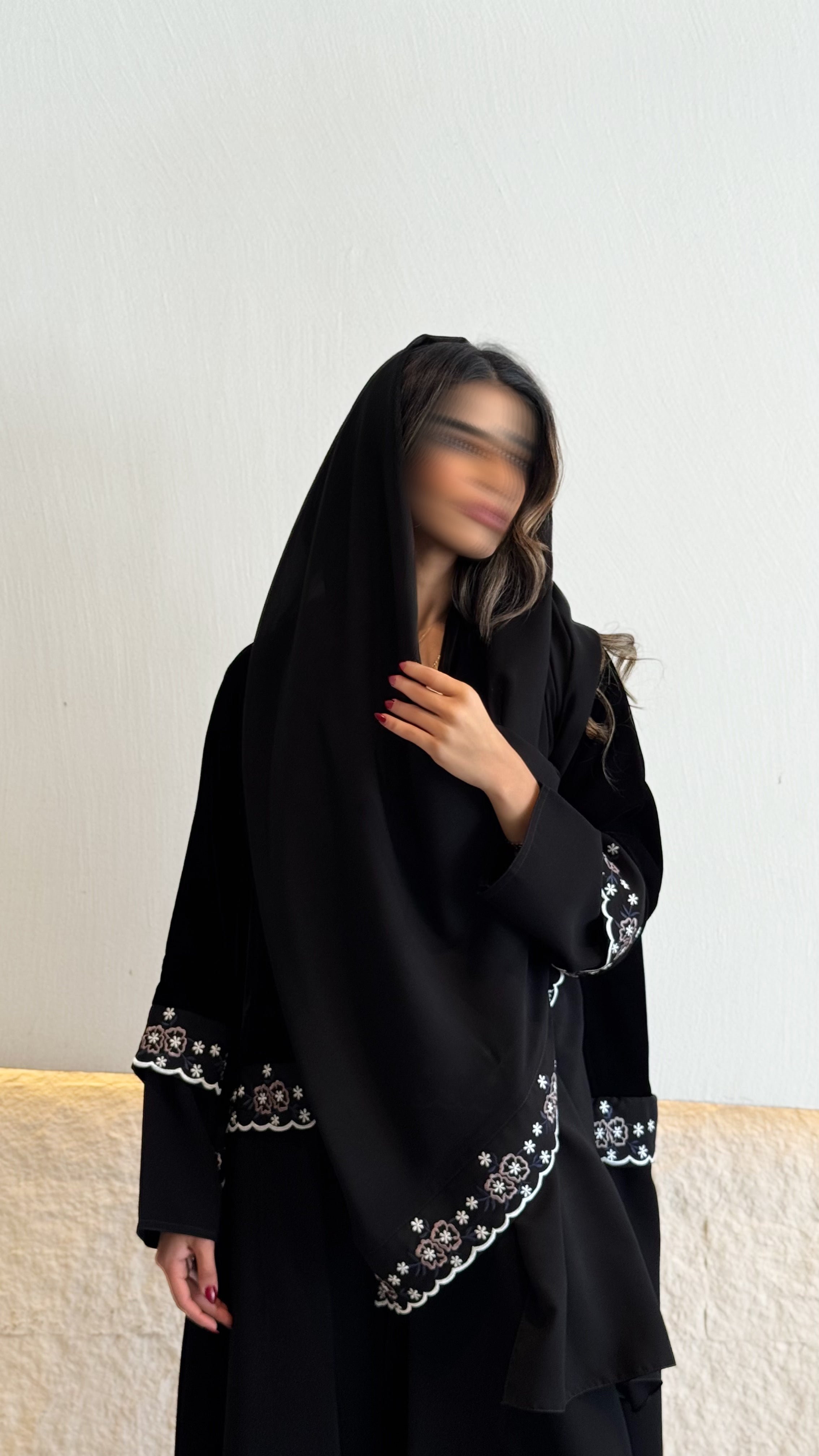MW1777 - عباية مخمل من تحت قماش كريب الرياض كلفه تطريز كمبيوتر