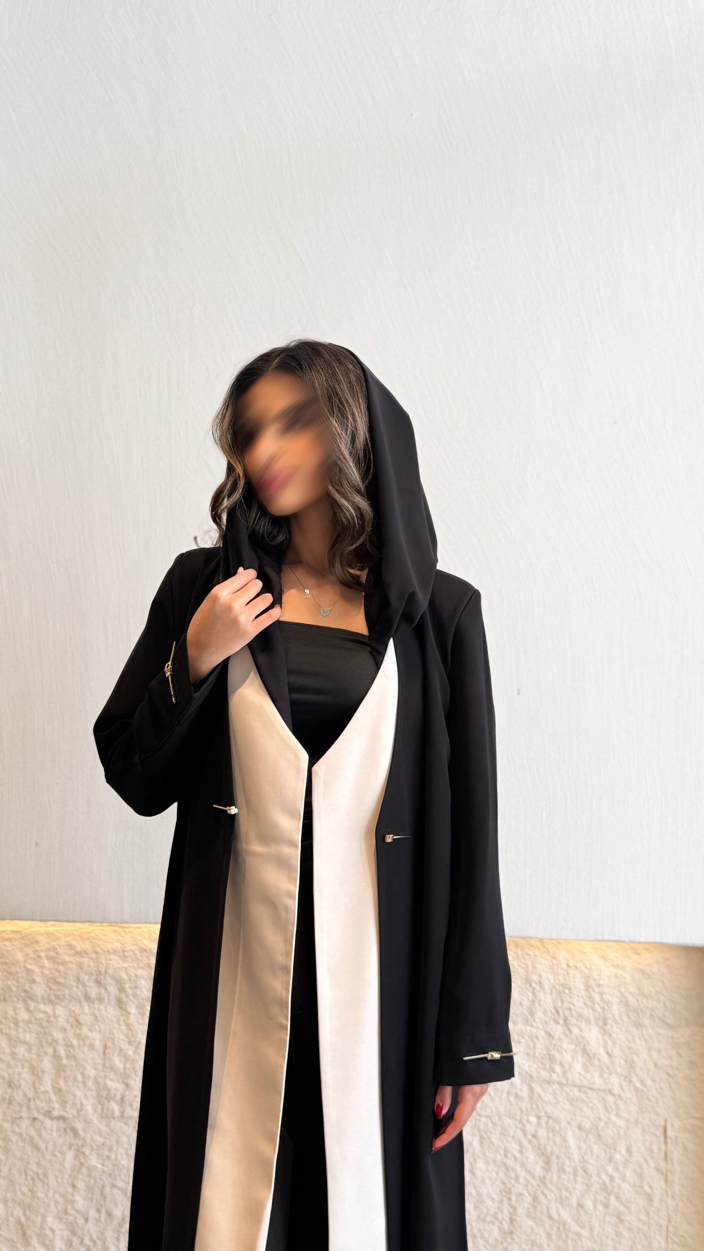 MW1785 - عباية بليزر قماش كوبرا مع تدخيلة تفتة مع تركيب زرار حديد