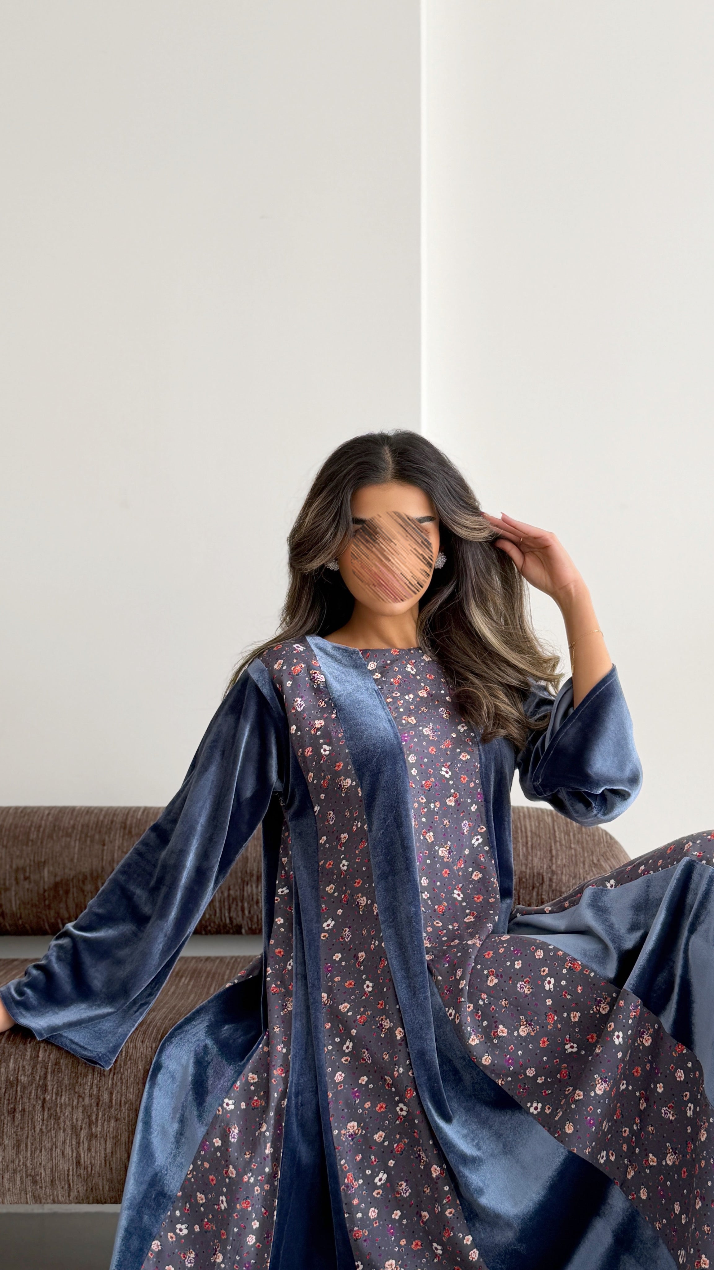 MWJ005 - جلابية مخمل بتصميم عصري مع إضافات لنن مشجّر - Aya