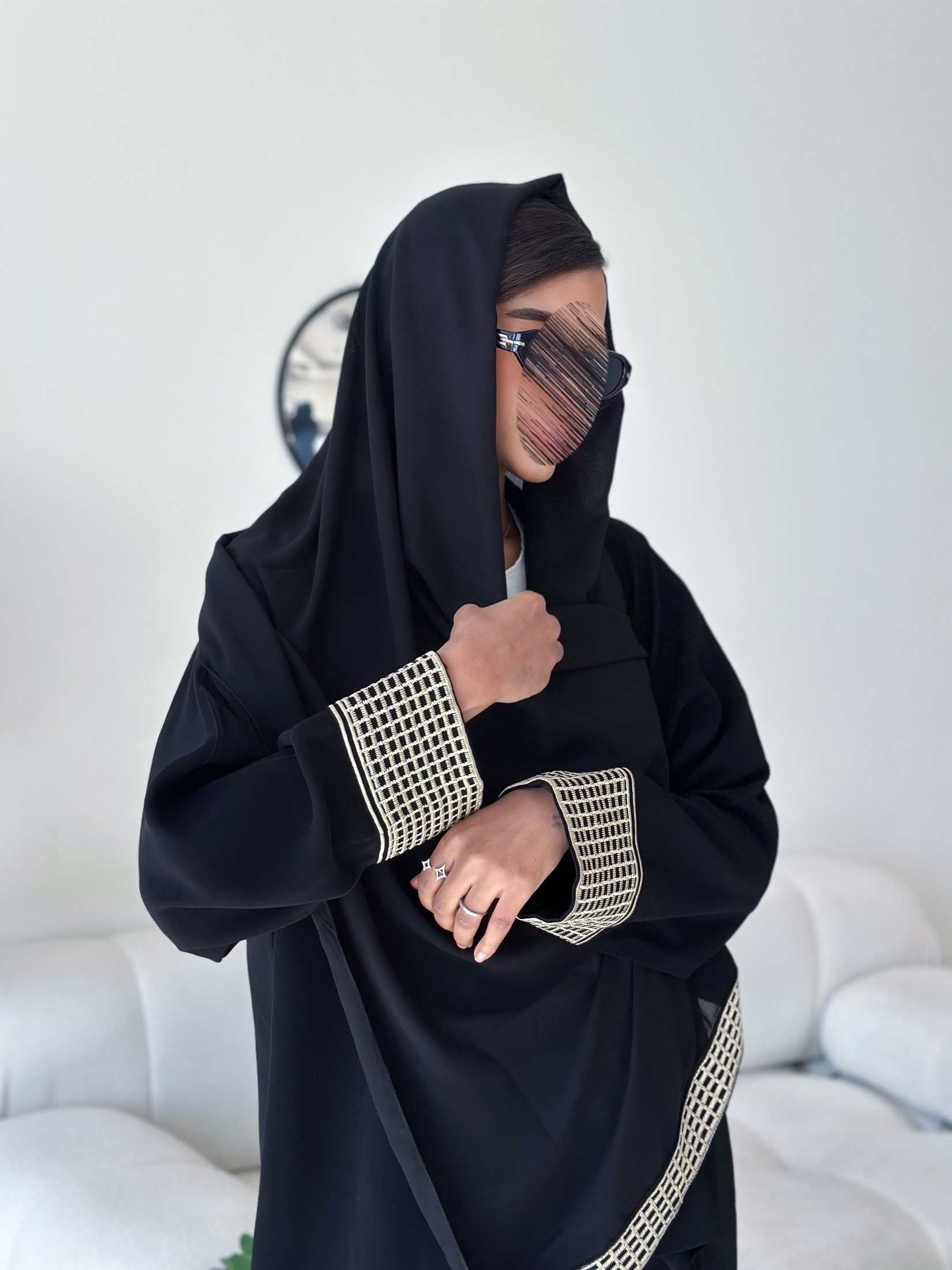 MW1803 - عباية سوداء كريب مع اضافة تطريزبالاسفل والاكمام - Aya