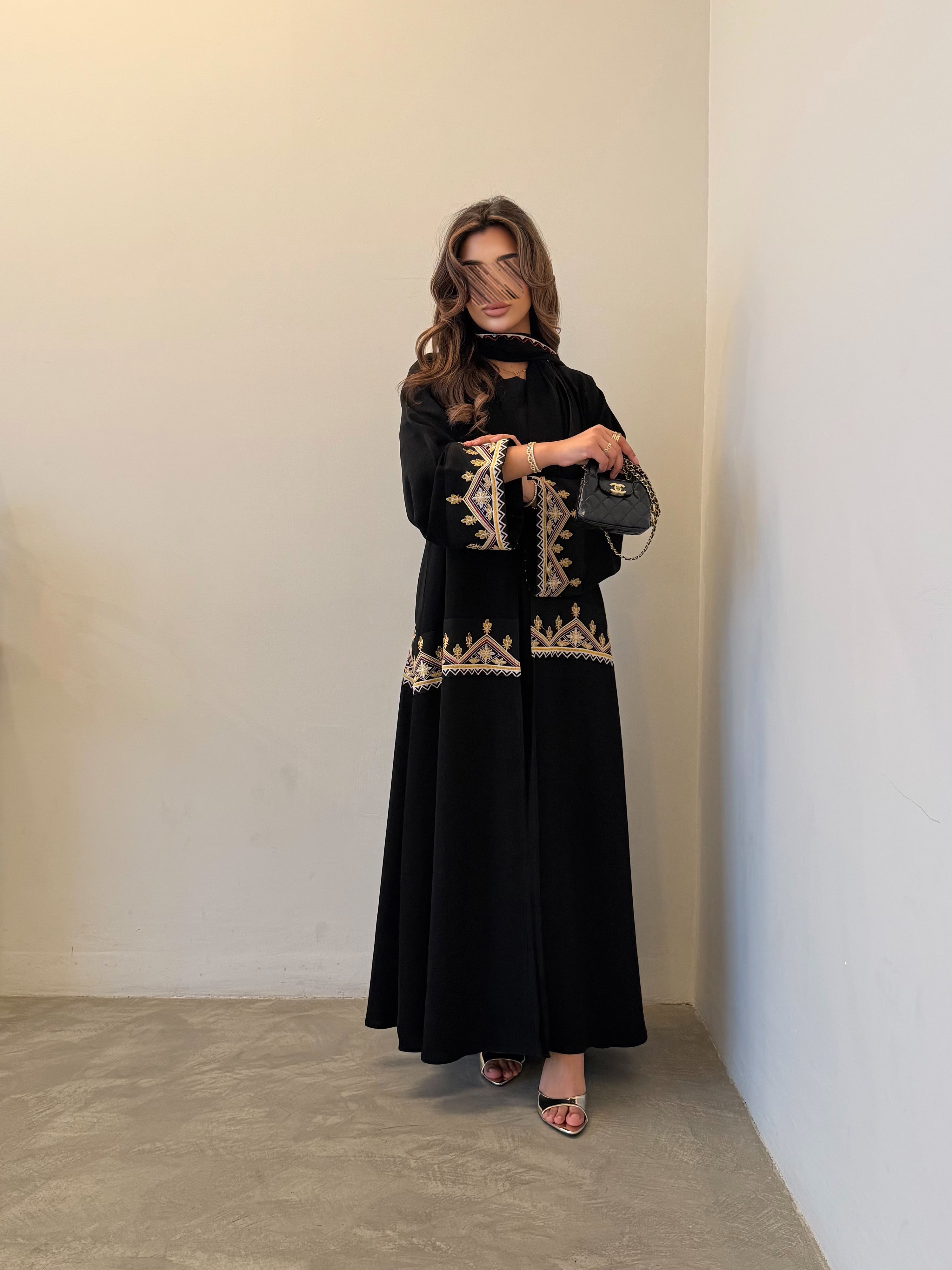 MWT5065 - قماش كريب اسود مع تطريز قصة نص بشت - Aya