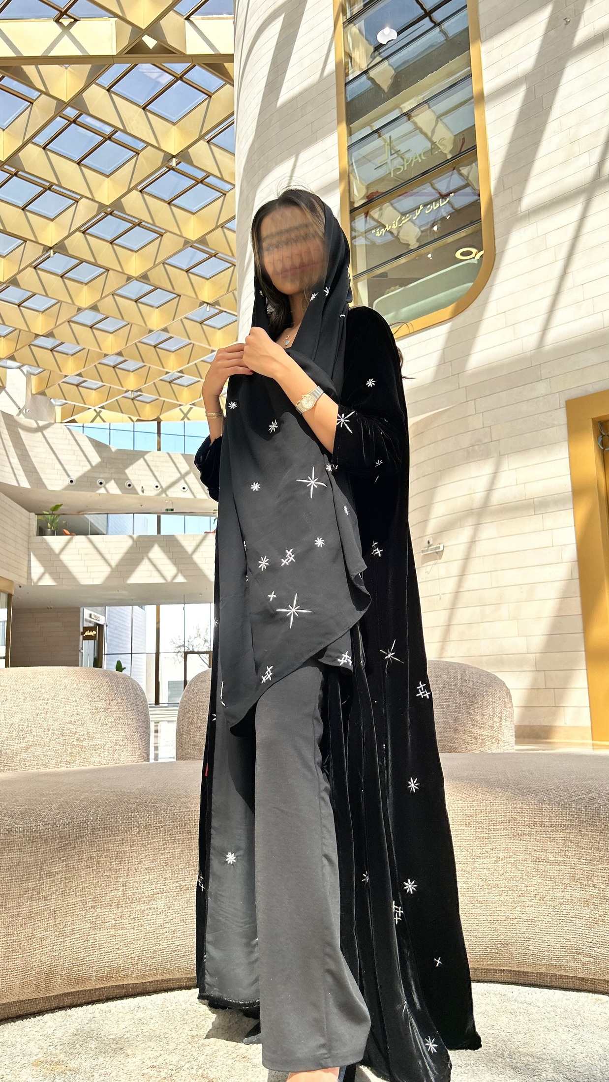 MWT643 - عباية مخمل تطريز نجمات - Aya