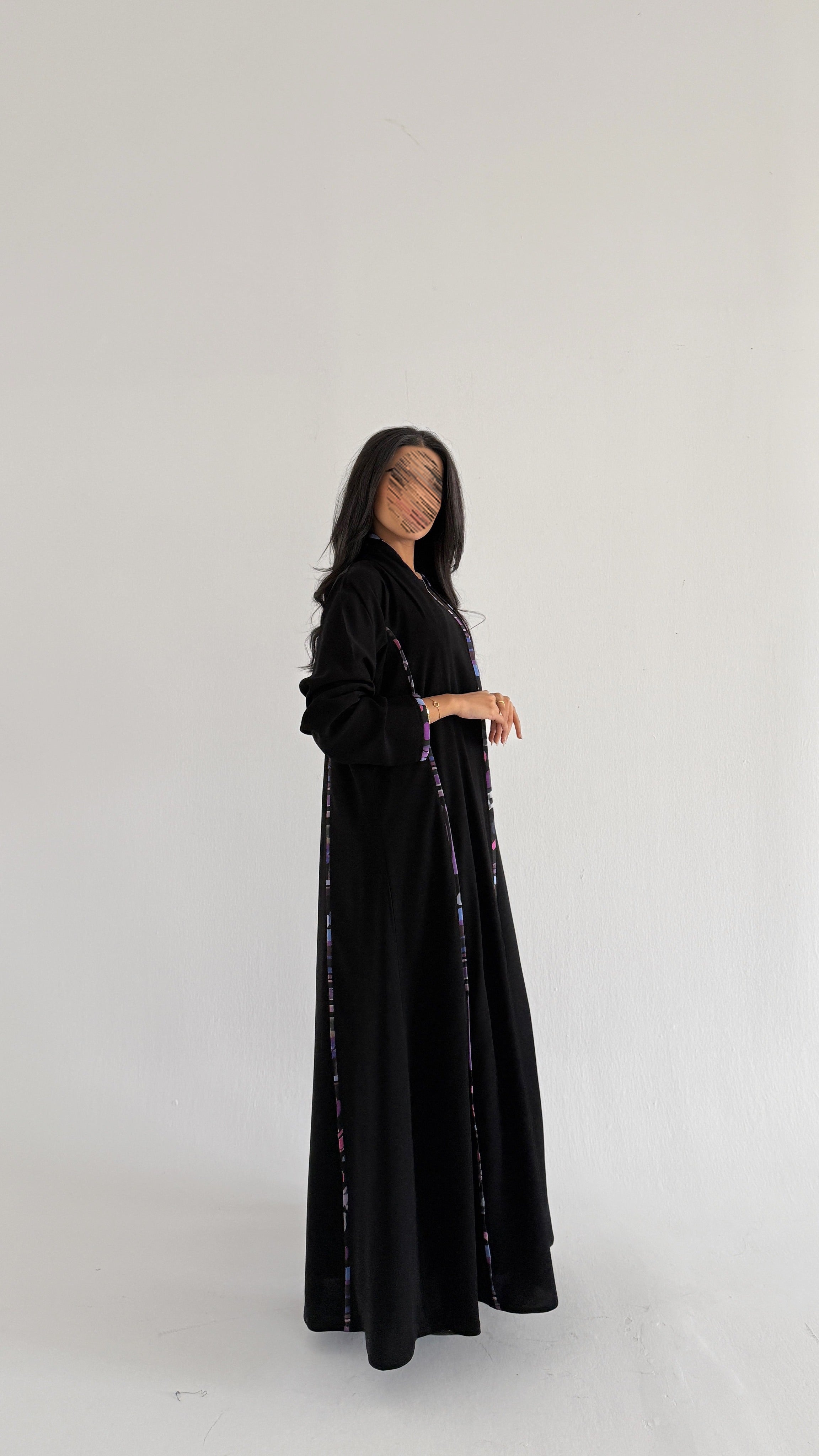MWT2118 - عباية كريب اسود بتدخيلة أكمام بيج