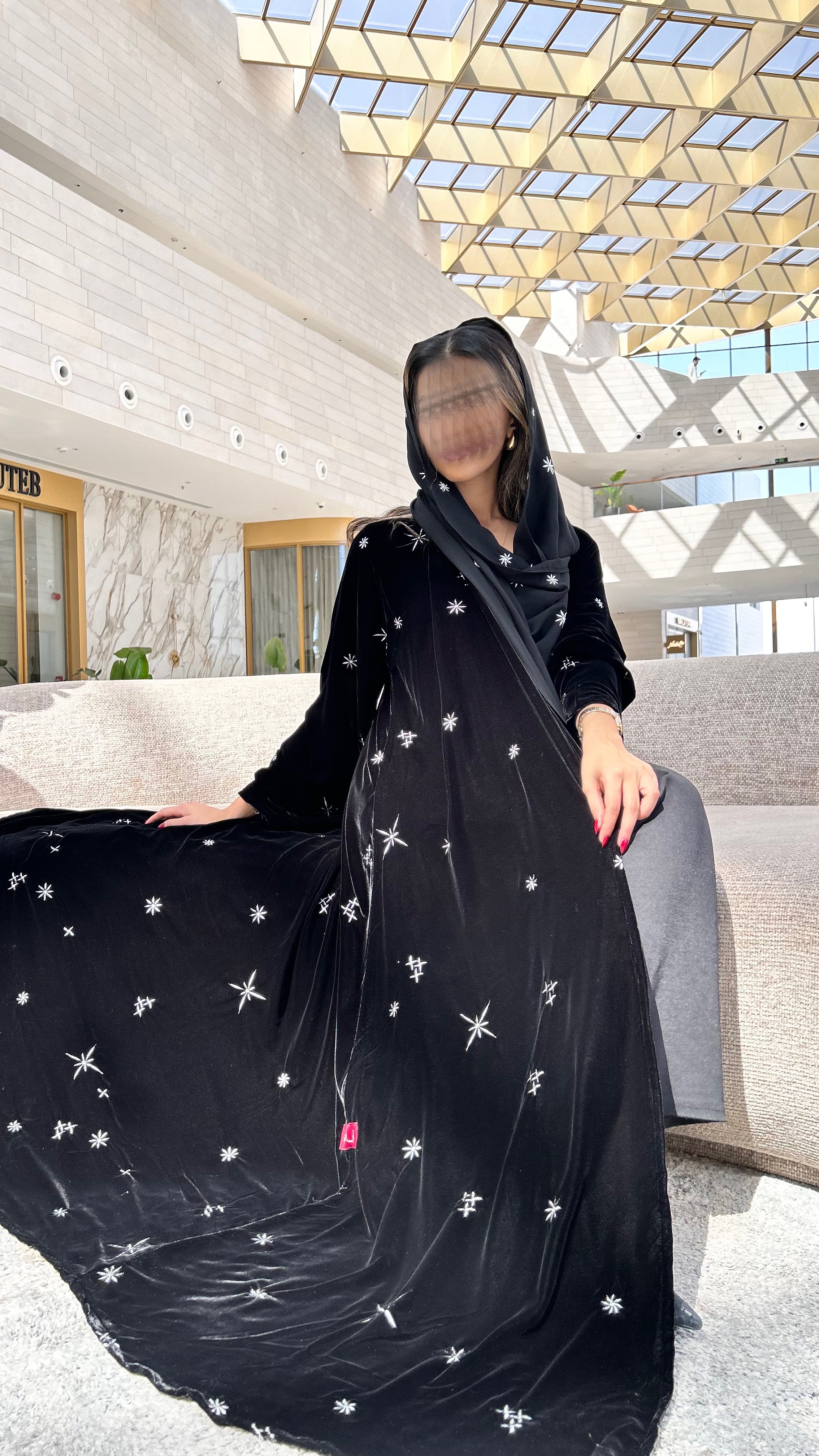 MWT643 - عباية مخمل تطريز نجمات - Aya