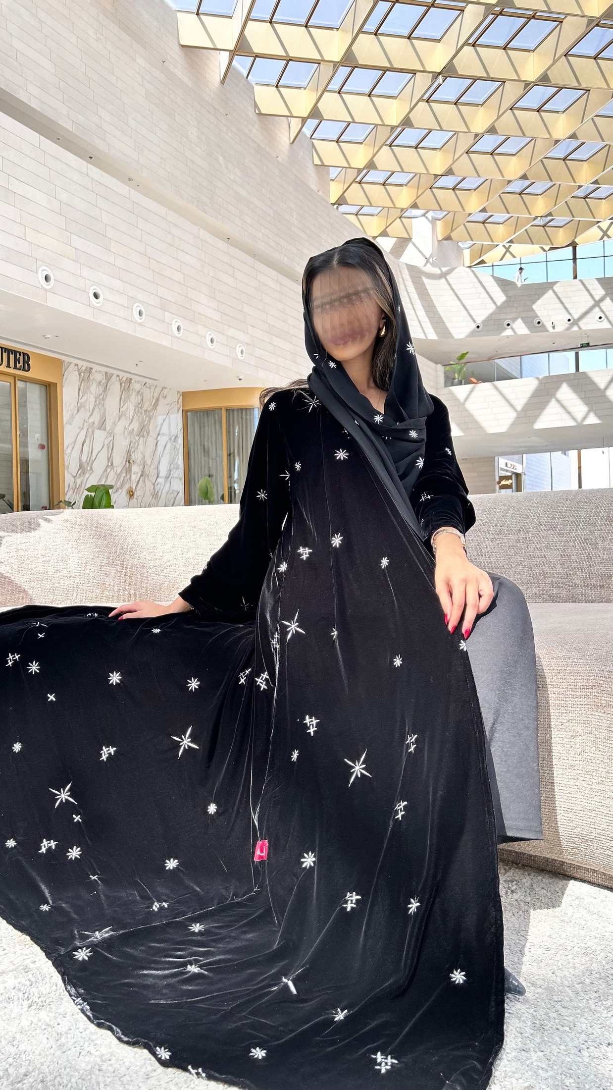MWT643 - عباية مخمل تطريز نجمات - Aya