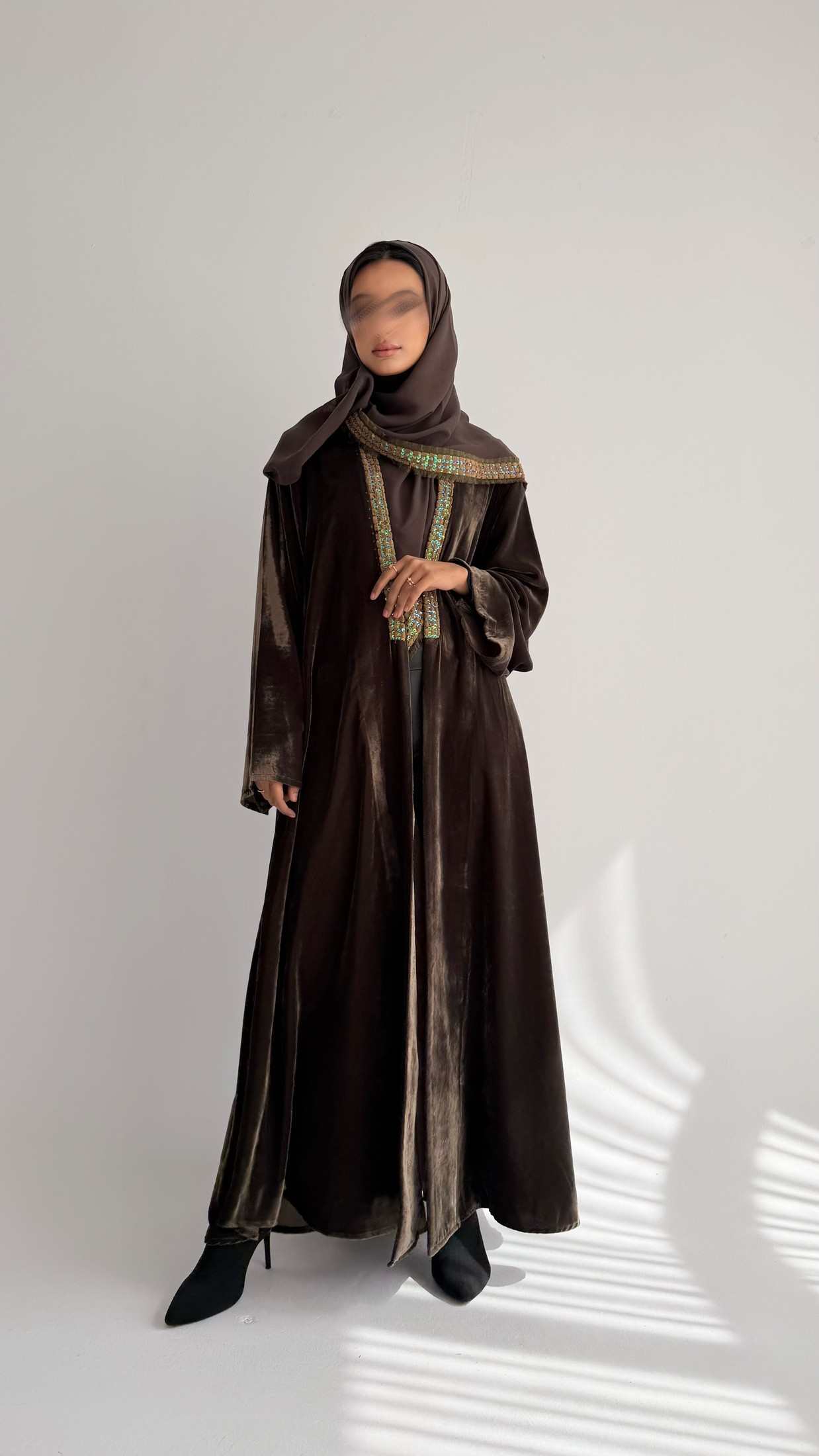 MWT825 - عباية مخمل مع تدخيلة كلفة بالامام - Aya