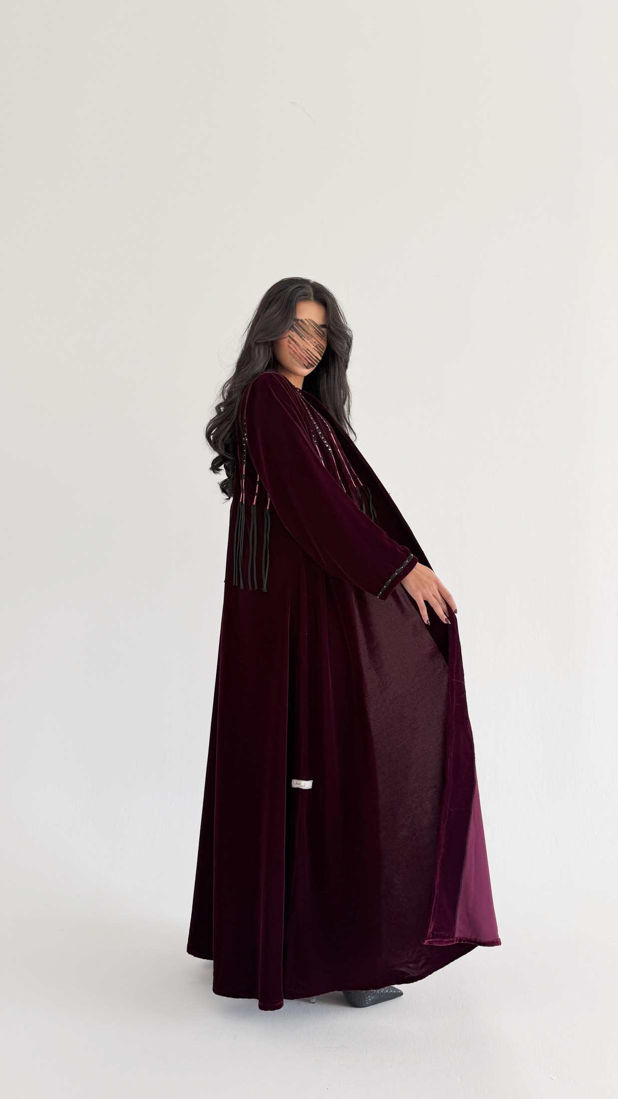 MWT864 - عباية مخمل بخطوط قيطان راقية - Aya