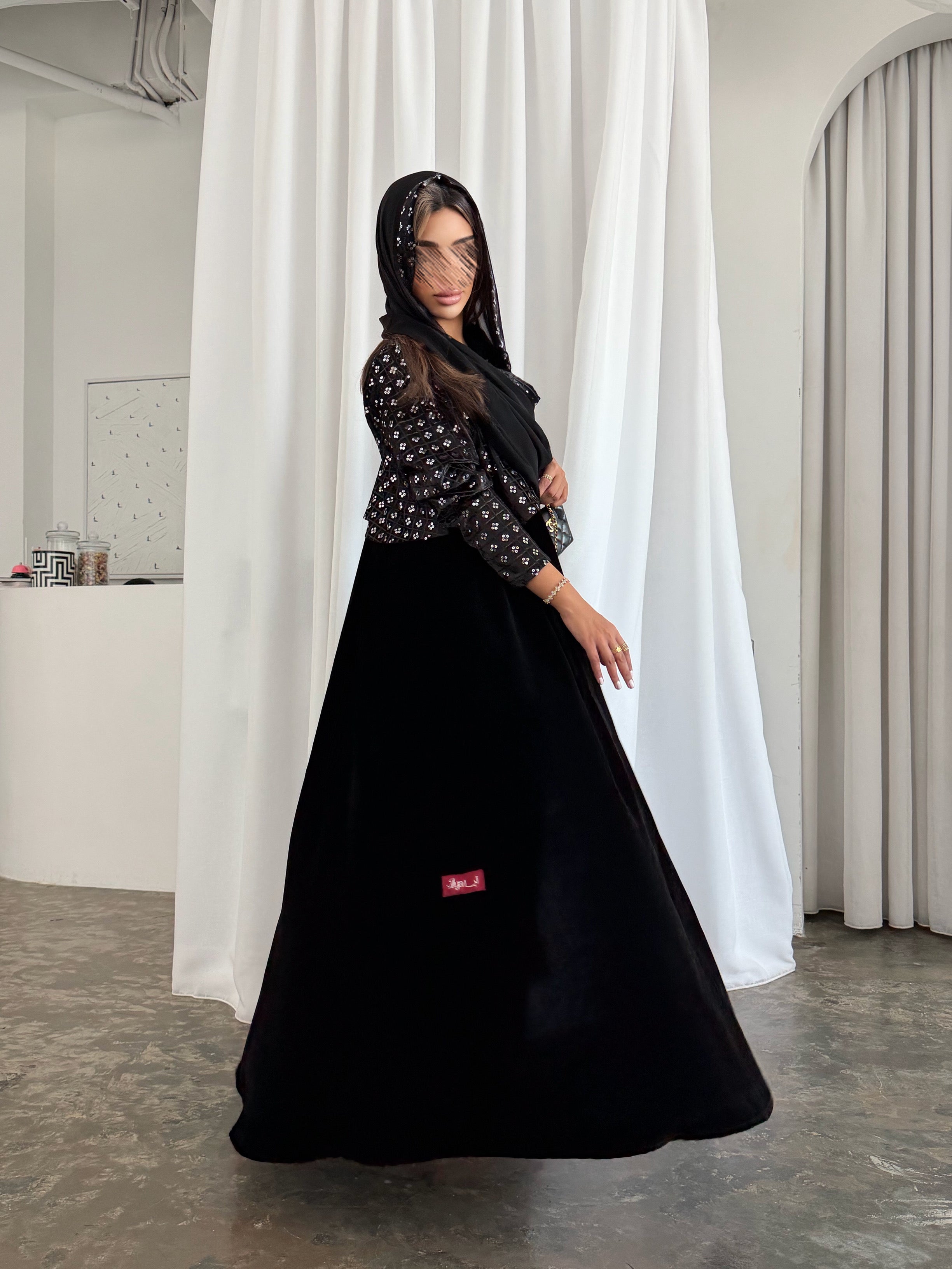 MWT961 - عباية مخمل اسود مع اضافة مخمل مطرز من فوق والأكمام