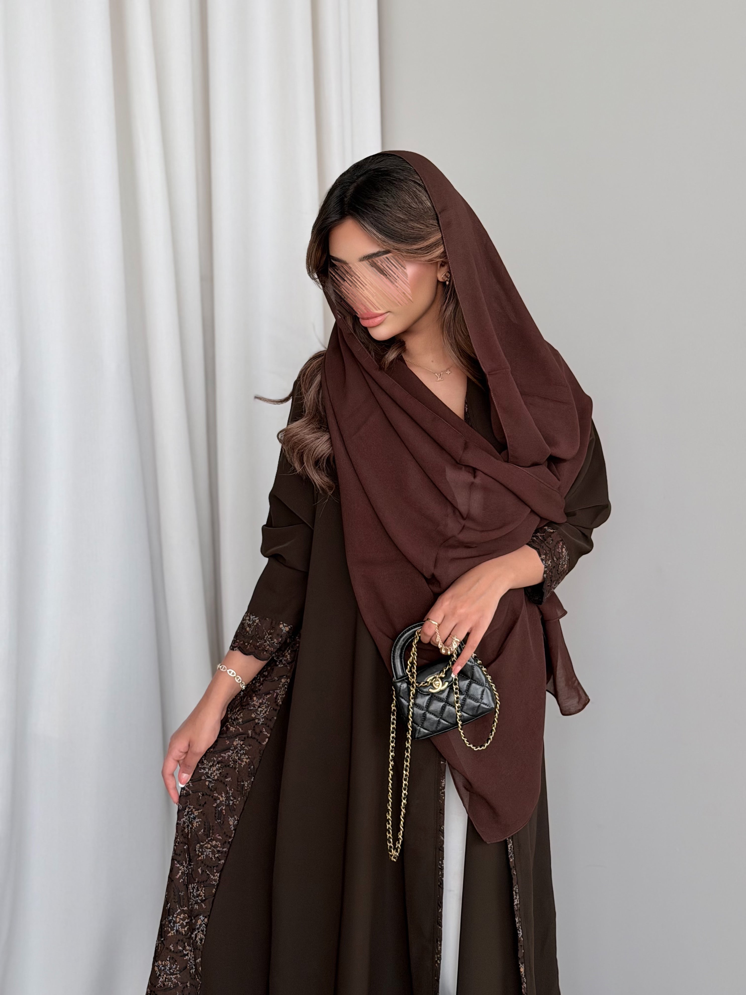 MWT783 - عباية بنية مع ركامة بنية موردة - Aya