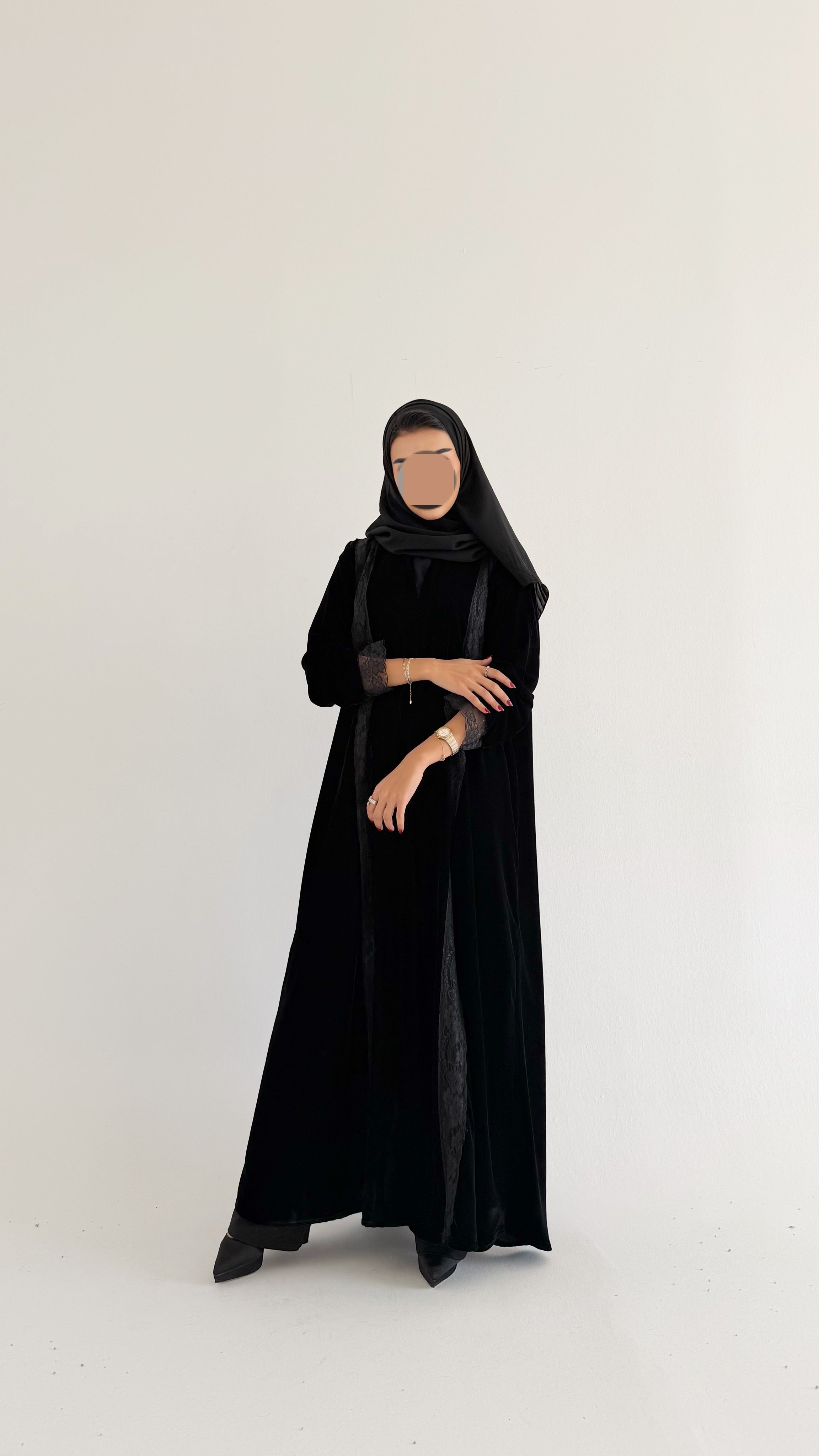 MWE910 - عباية مخمل مع اطراف دانتيل - Aya