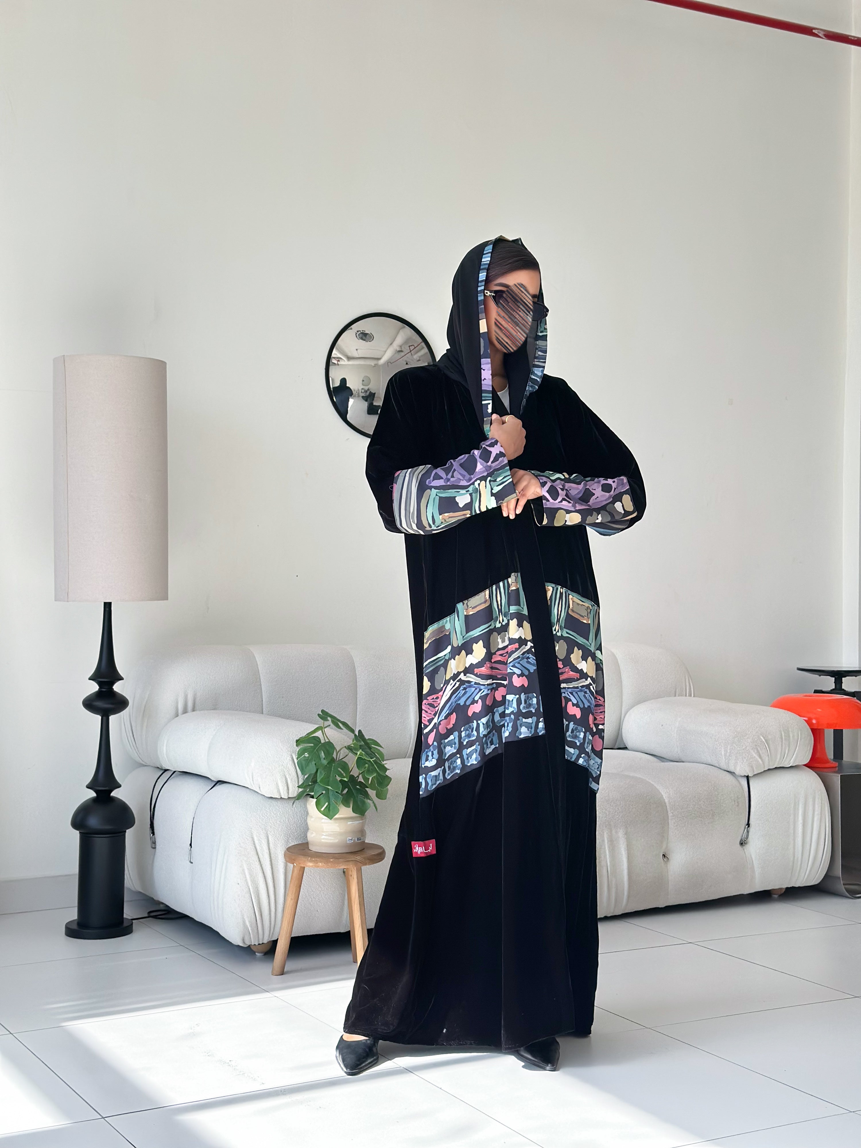 MWT577 - عباية مخمل مع طباعة ملونة