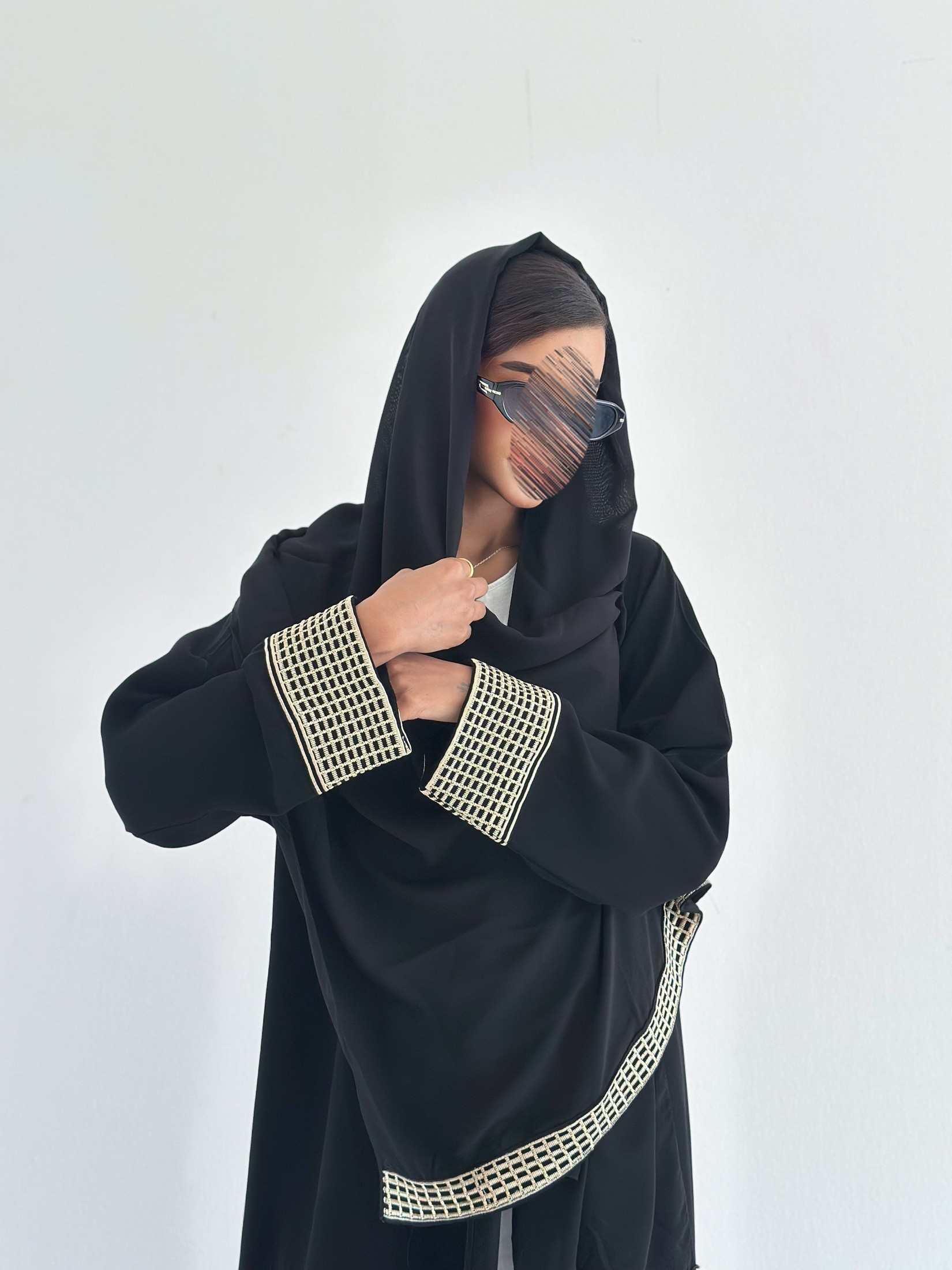 MW1803 - عباية سوداء كريب مع اضافة تطريزبالاسفل والاكمام - Aya