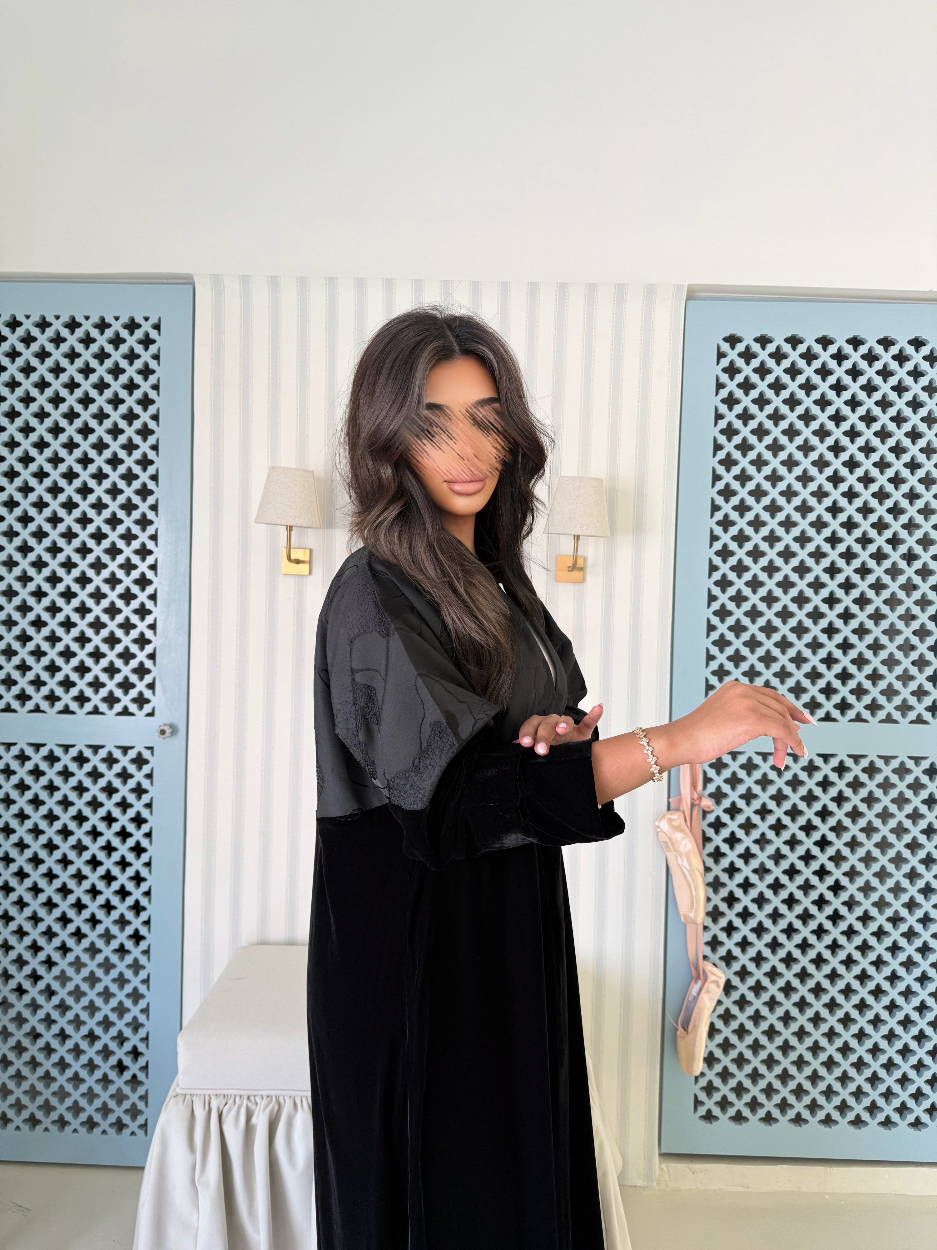 MWT968 - عباية مخمل مع تدخيلة جاكار من فوق