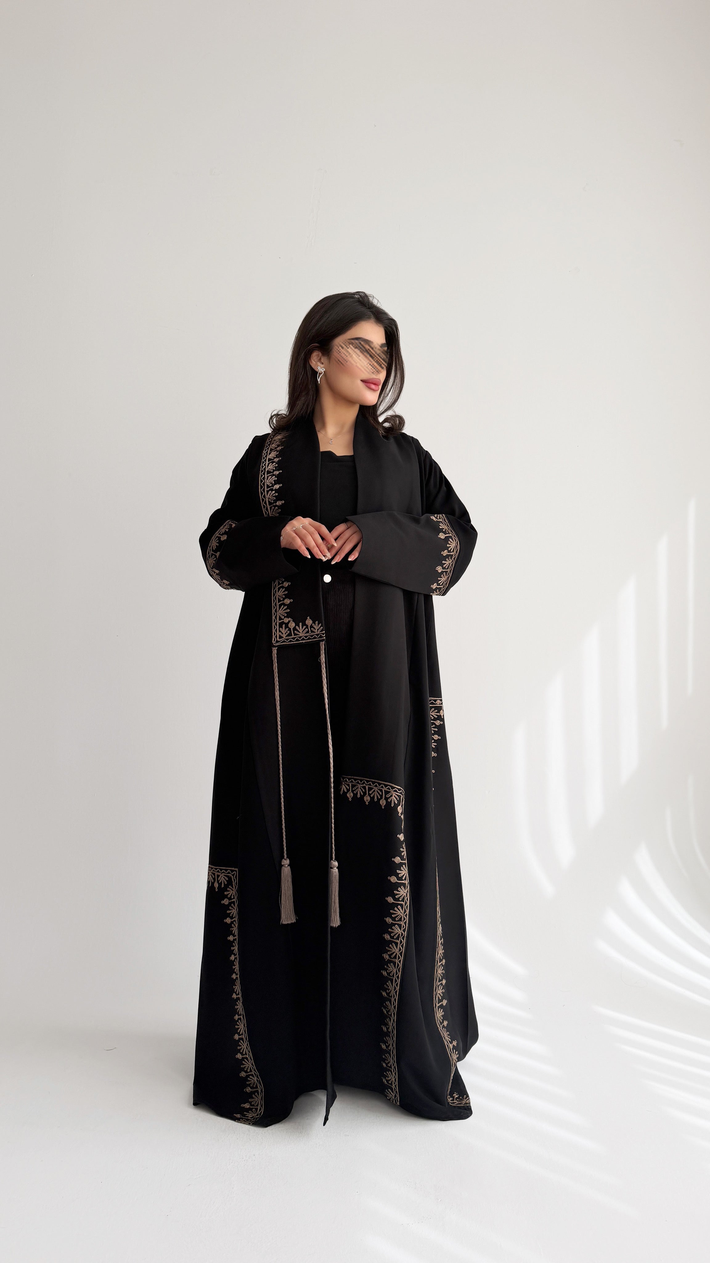 MWT1031 - عباية اسود بتطريز من الامام واضافه دندوشة - Aya